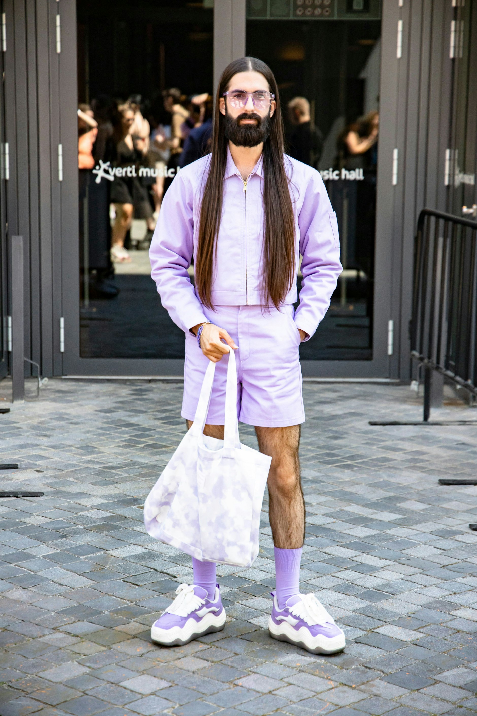 Kein anderer Berliner Influencer beherrscht das Farbenspiel so wie „The Berlin Jesus“: Irfan ist auf Instagram bekannt für seine auffallenden Outfits in den schönsten Tönen. Für die Show von Marcel Ostertag hat er sich für ein zartes Flieder entschieden.&nbsp;
