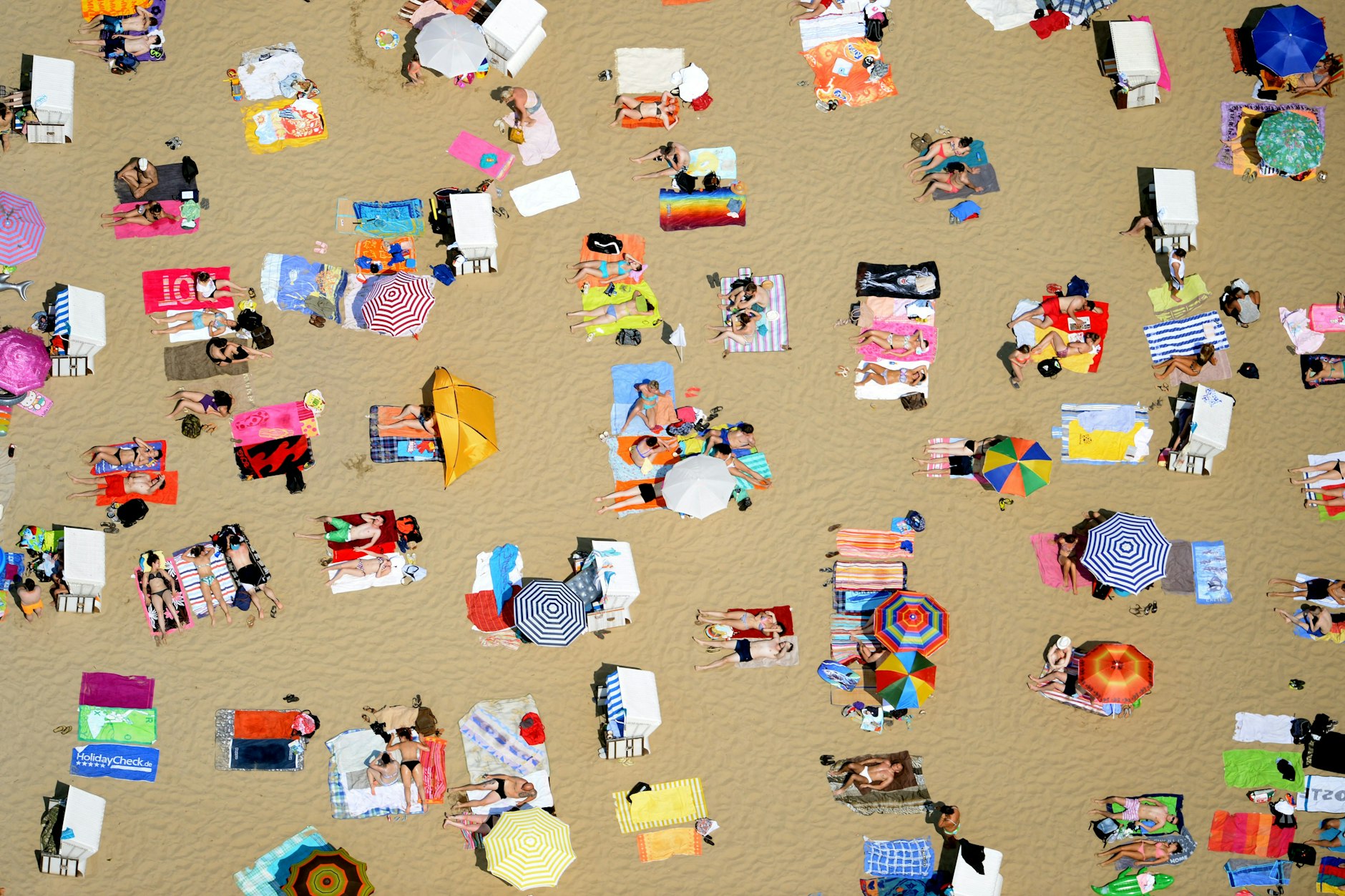 Dicht gedrängt sonnen sich Besucher bei Temperaturen um 35 Grad im Strandbad Wannsee. 