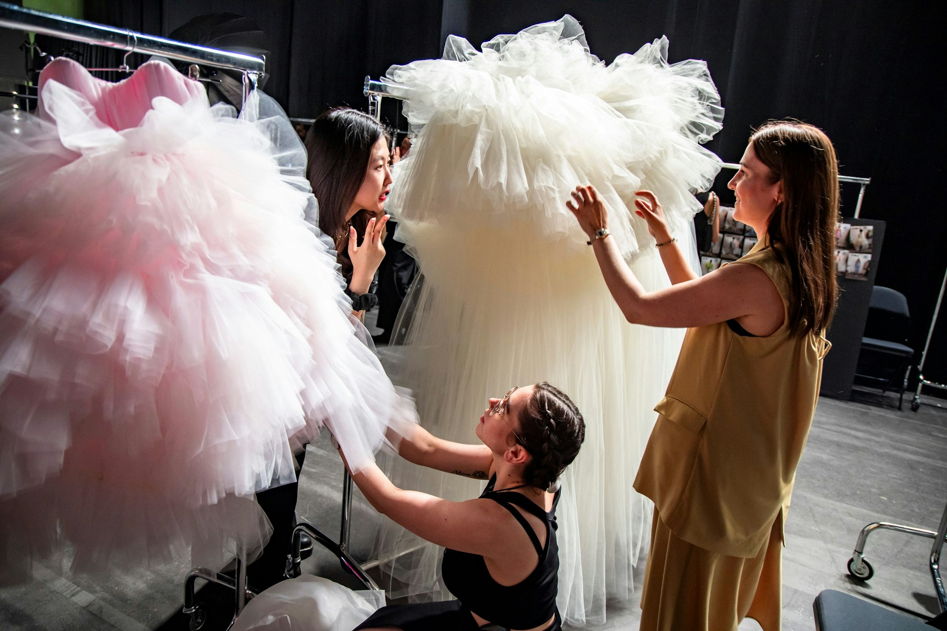 Mehrere Helferinnen sind nötig, um den Tüll zu entfusseln.