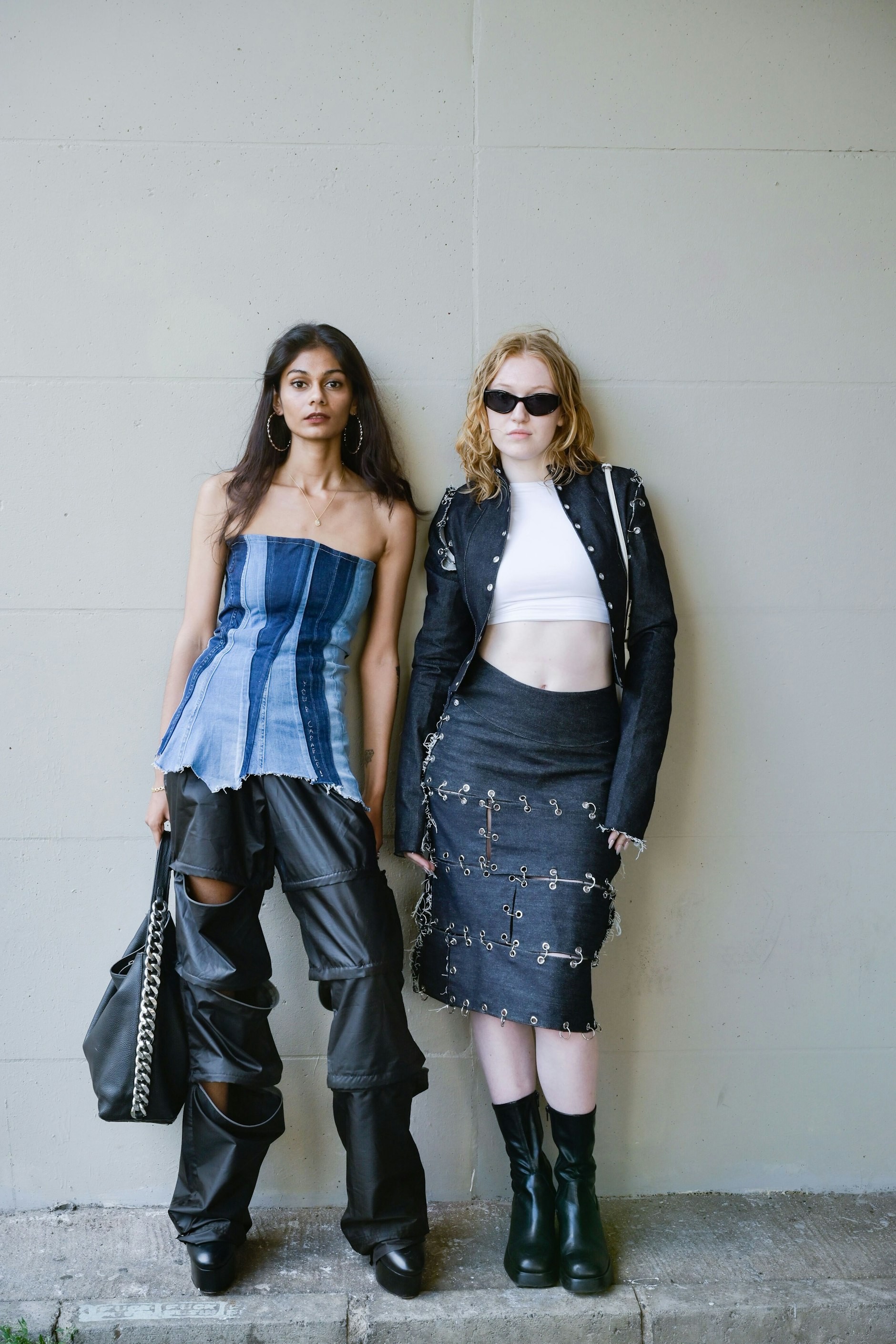 Leder und Denim sind eine potente Kombination: Links ein Look der Modestudentin&nbsp;Kenzy Hegazy, die kurzerhand eine Freundin in ihren Entwurf gesteckt hat; rechts ein dekonstruiertes Ensemble mit Ösen und Ringen.&nbsp;