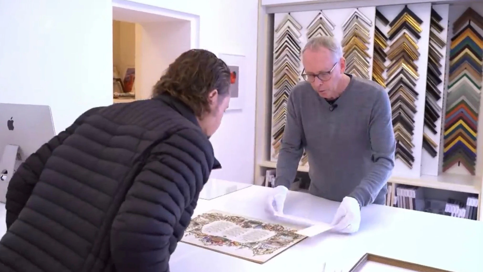 Nach der Sendung brachte „Bares für Rares“-Händler Wolfgang Pauritsch das Bild zu Rahmenmacher Olaf Wissing.