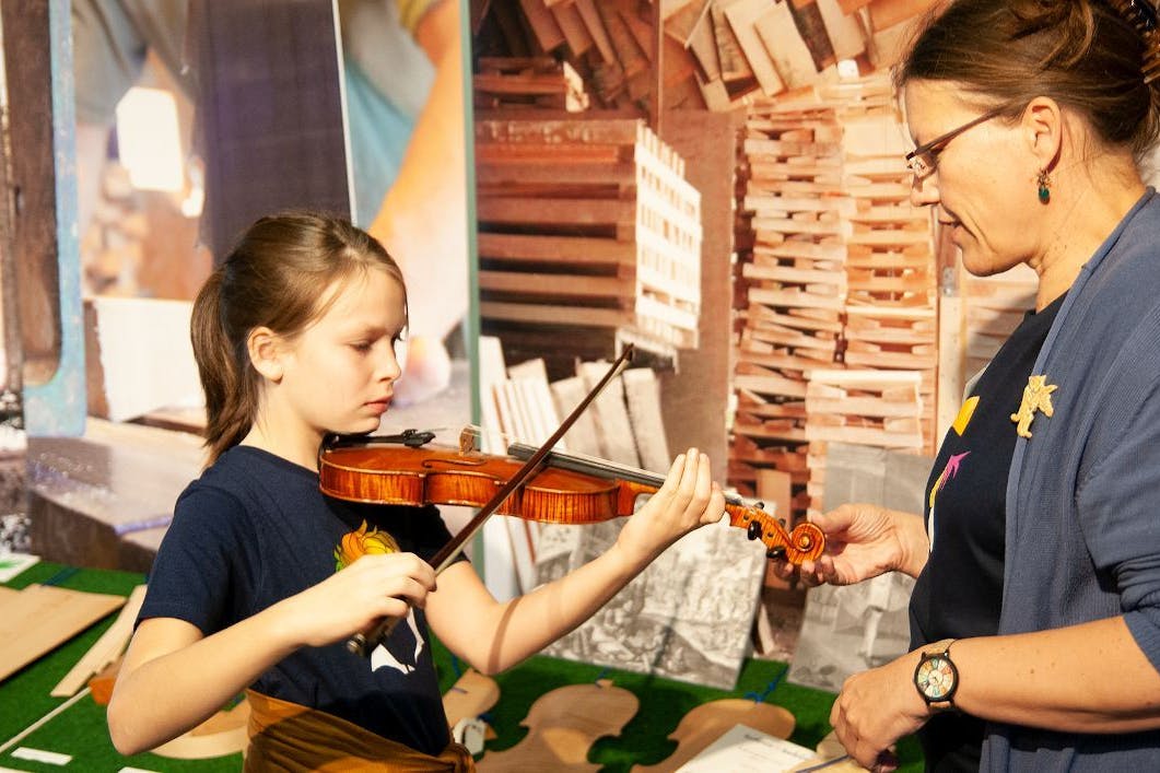 Im Instrumente-Museum können Kinder verschiedene Musikinstrumente ausprobieren.