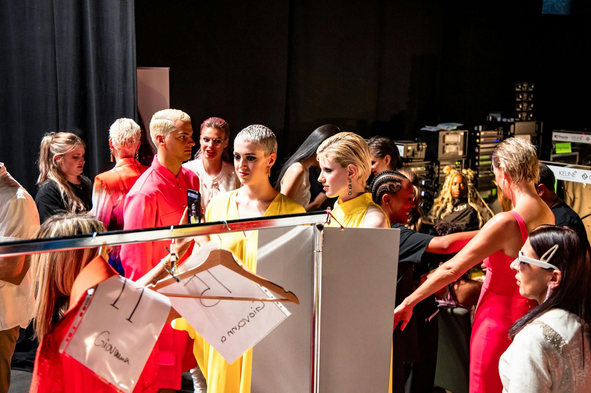 Auch GNTM-Gewinnerin Lou Anne, mittig mit ganz kurzem Haar, ist dabei.