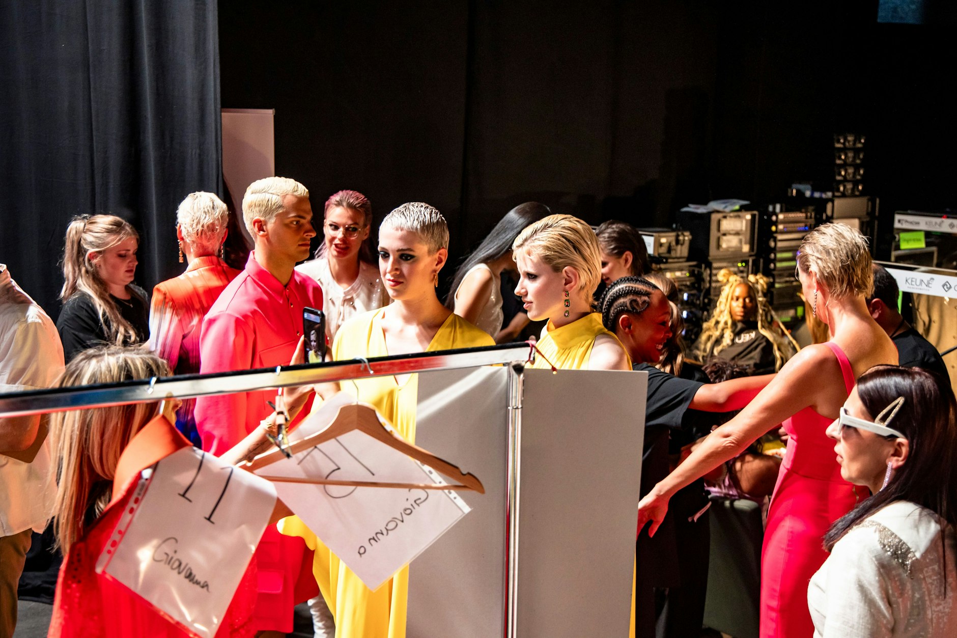 Auch GNTM-Gewinnerin Lou Anne, mittig mit ganz kurzem Haar, ist dabei.