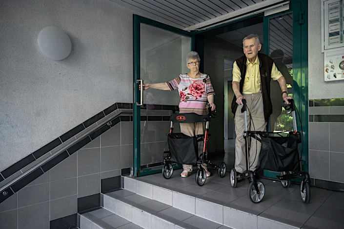 Die letzten fünf Stufen: Eine unüberwindbare Hürde für zwei Rentner