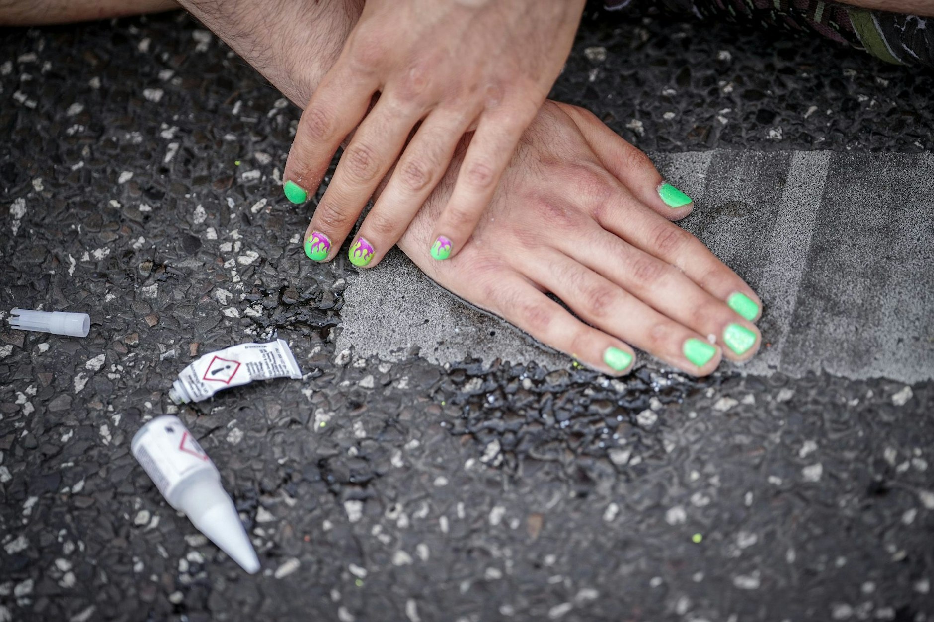 Aktivisten der Organisation „Letzte Generation“ blockieren die Straße.