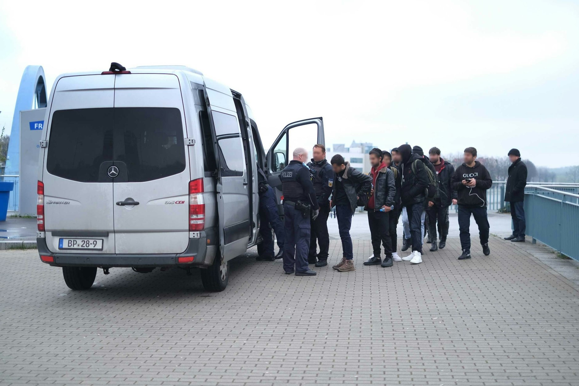 Bundespolizisten stoppen im April auf der Stadtbrücke in Frankfurt/Oder eine Gruppe afghanischer Männer. Sie wurden über Polen nach Deutschland geschleust.