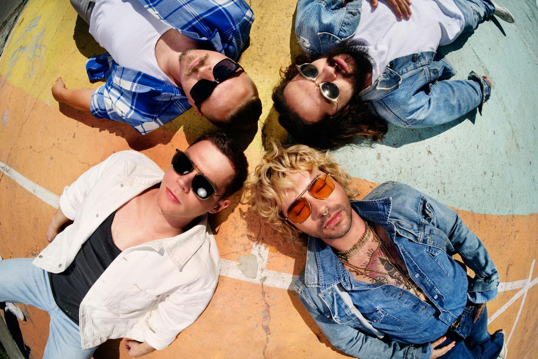 Die Band Tokio Hotel mit Tom Kaulitz (oben, r), Bill Kaulitz (unten, r), Georg Listing (unten, l) und Gustav Schäfer (undatierte Aufnahme): In diesem Jahr sind Tokio Hotel beim CSD in Berlin dabei.