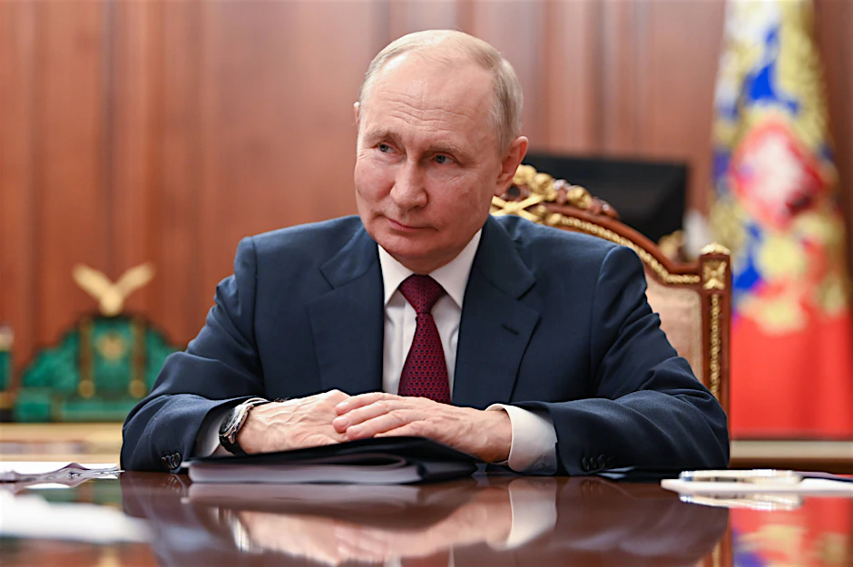 Der russische Präsident Wladimir Putin bei einem Treffen mit dem Ministerpräsidenten Mikhail Mischustin im Kreml