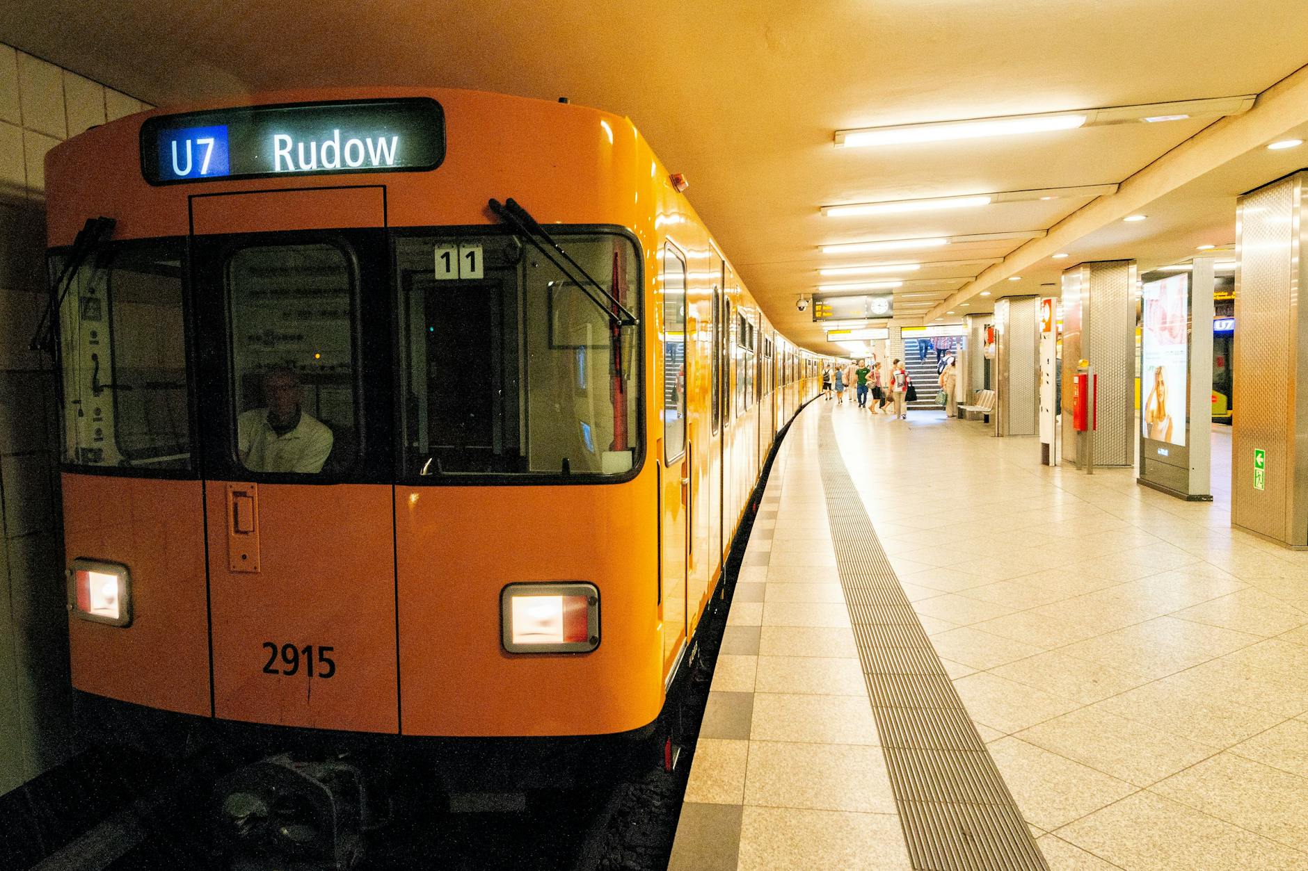 In der U7 wurde einer 18-jährigen Transperson mit einer Bierflasche ins Gesicht geschlagen.