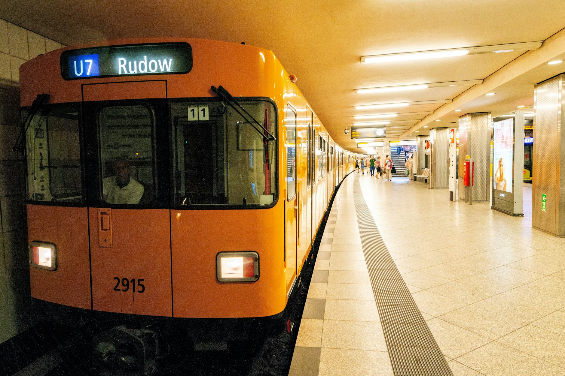 In der U7 wurde einer 18-jährigen Transperson mit einer Bierflasche ins Gesicht geschlagen.