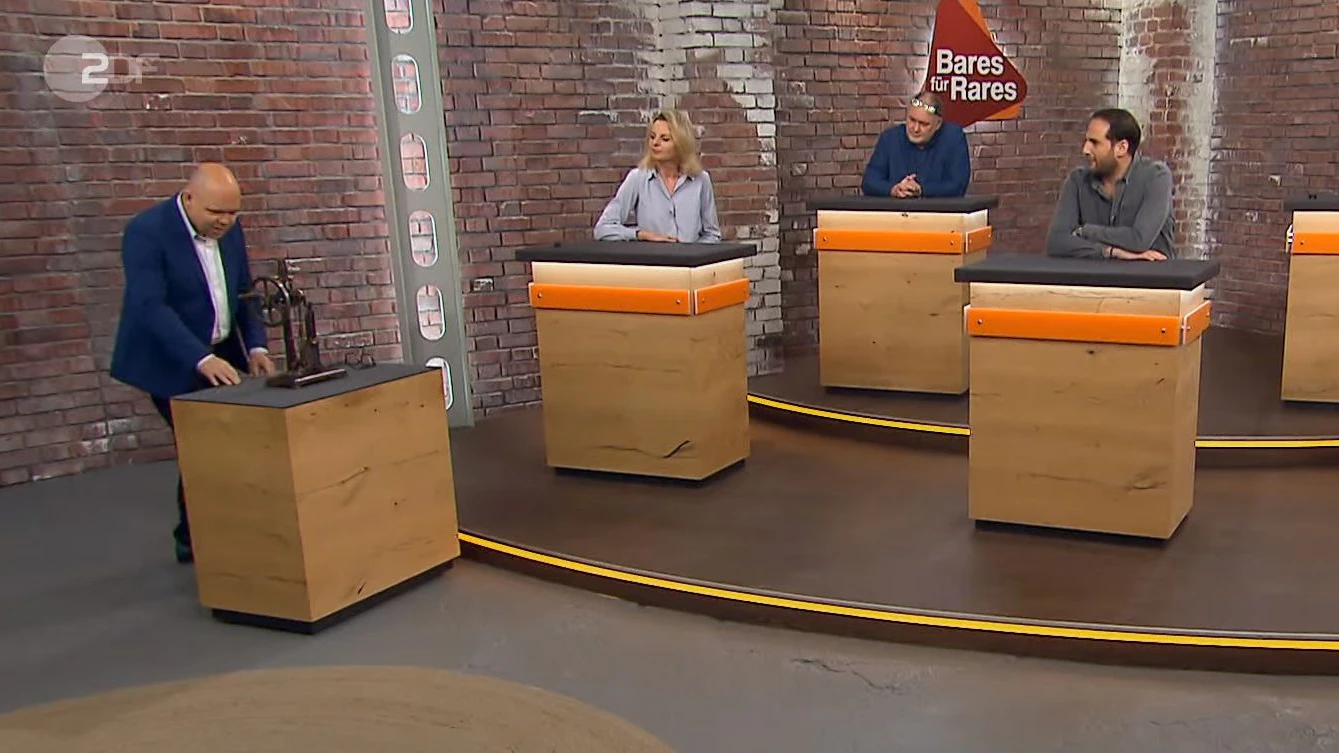 Psychologische Tricks im „Bares für Rares“-Händlerraum – Julian Schmitz-Avila (r.) zu seinem Kollegen Leo Leo (l.): „… du kriegst das eh nicht.“