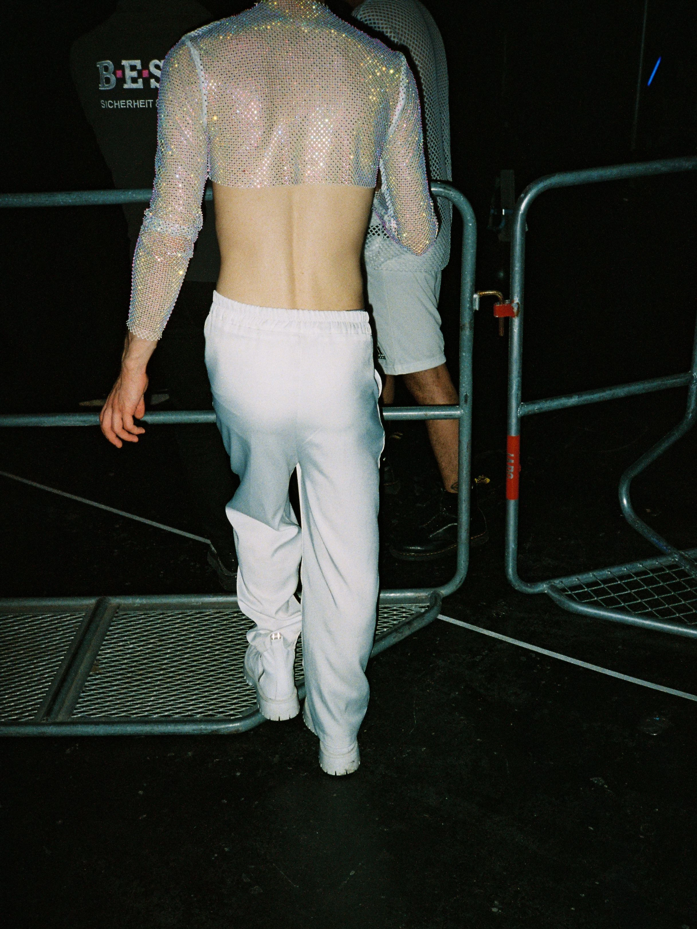 Helle Outfits waren selten auf dem Rave und glitzerten deswegen umso mehr.