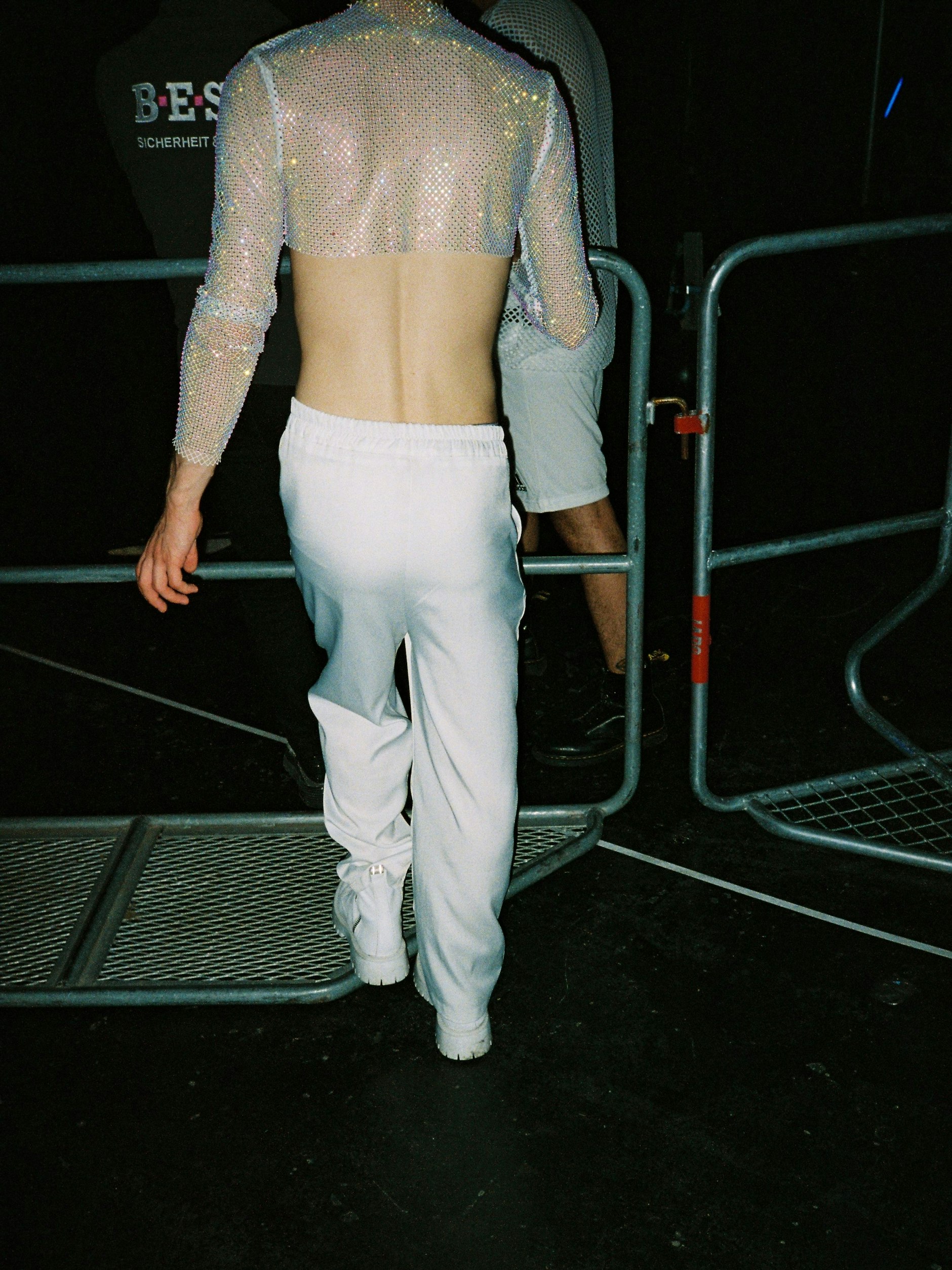 Helle Outfits waren selten auf dem Rave und glitzerten deswegen umso mehr.