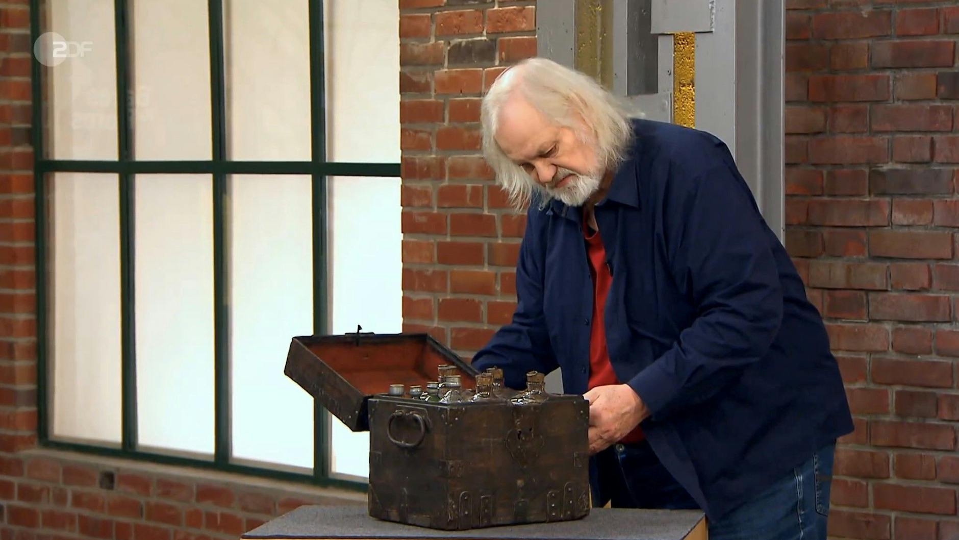 „Bares für Rares“-Händler Steve Mandel begutachtet die antike Kiste.