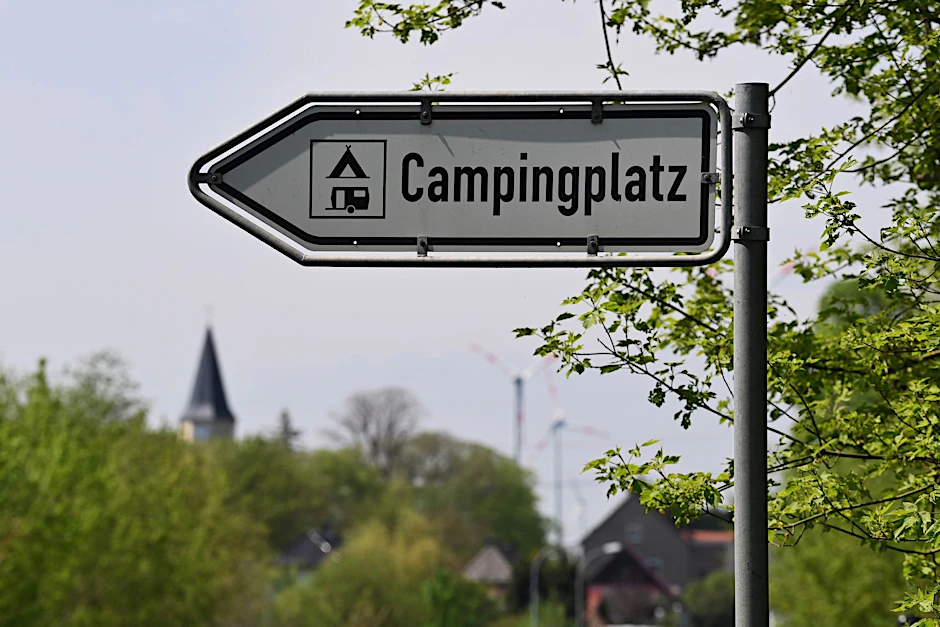 Ein Schild weist den Weg zu einem Campingplatz am Havelkanal.&nbsp;