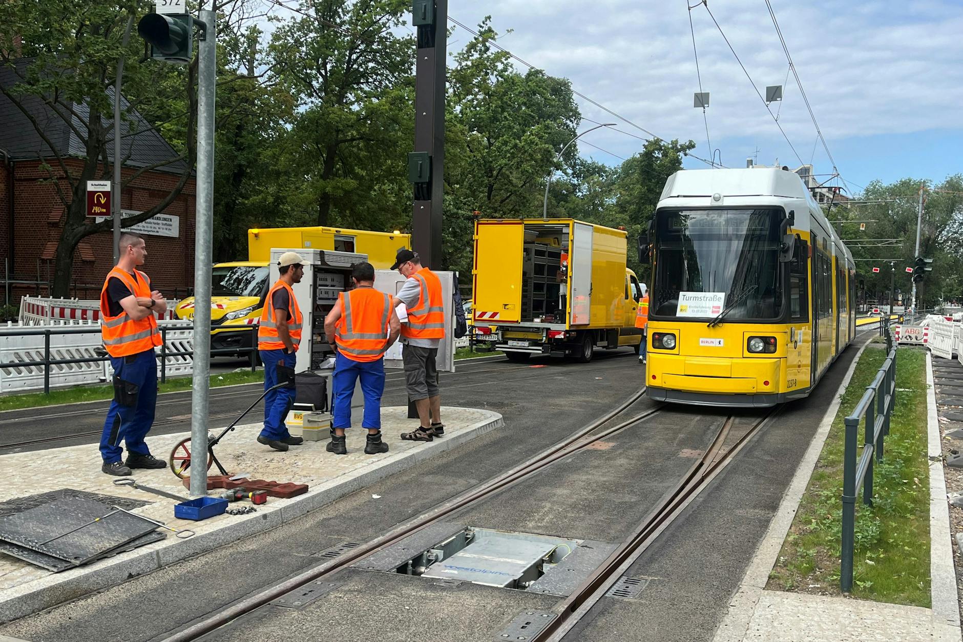 Der Wagen 2237 an der Haltestelle U-Bahnhof Turmstraße. Von hier aus soll die Strecke nach Jungfernheide führen. Die Planungen sind im Gang, Termine gibt es aber derzeit nicht. Zuletzt hieß es, dass die Strecke 2028 fertig wird.<a href="https://www.berliner-zeitung.de/mensch-metropole/mit-der-strassenbahn-in-den-westen-baubeginn-fuer-strecke-nach-moabit-li.176396"></a>