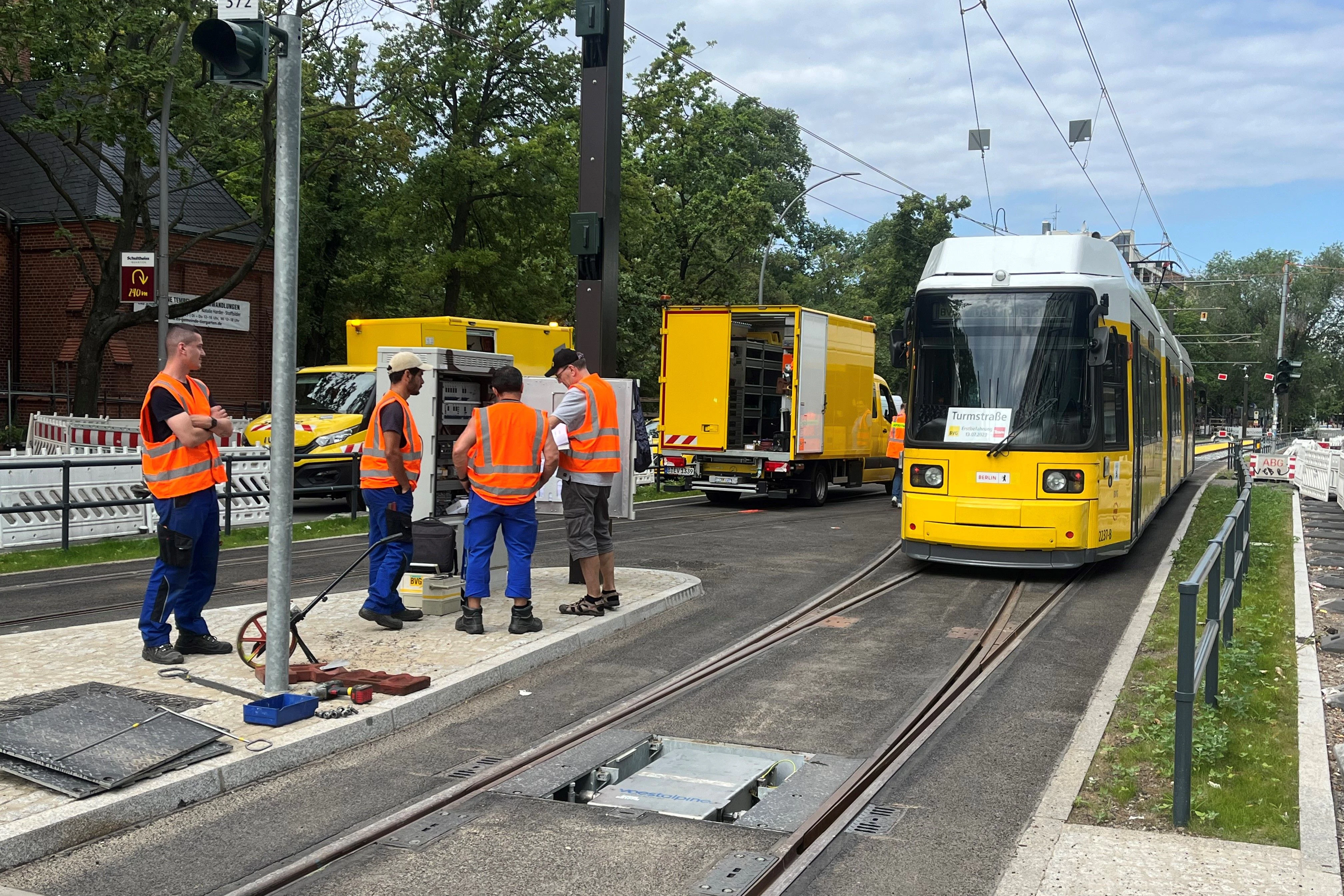 Der Wagen 2237 an der Haltestelle U-Bahnhof Turmstraße. Von hier aus soll die Strecke nach Jungfernheide führen. Die Planungen sind im Gang, Termine gibt es aber derzeit nicht. Zuletzt hieß es, dass die Strecke 2028 fertig wird.<a href="https://www.berliner-zeitung.de/mensch-metropole/mit-der-strassenbahn-in-den-westen-baubeginn-fuer-strecke-nach-moabit-li.176396"></a>