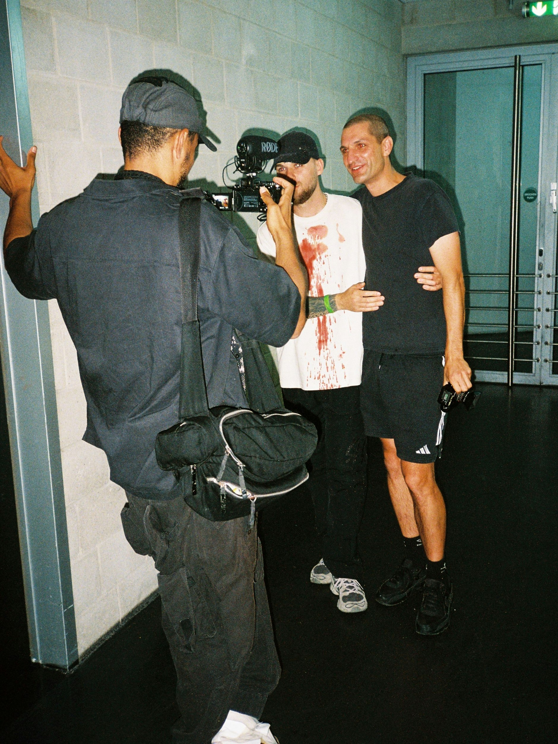 Jimi ist zwar DJ, aber auch eine Art wandelnder Big Brother. Ob tosender Rave oder stille Tourmomente, er dreht alles mit. Später entstehen daraus Dokumentationen frei aus dem Leben des Max Kobosil, die online zu sehen sind. Was hier besprochen wurde, wird sicher auch bald in einem Video zu hören sein.&nbsp;