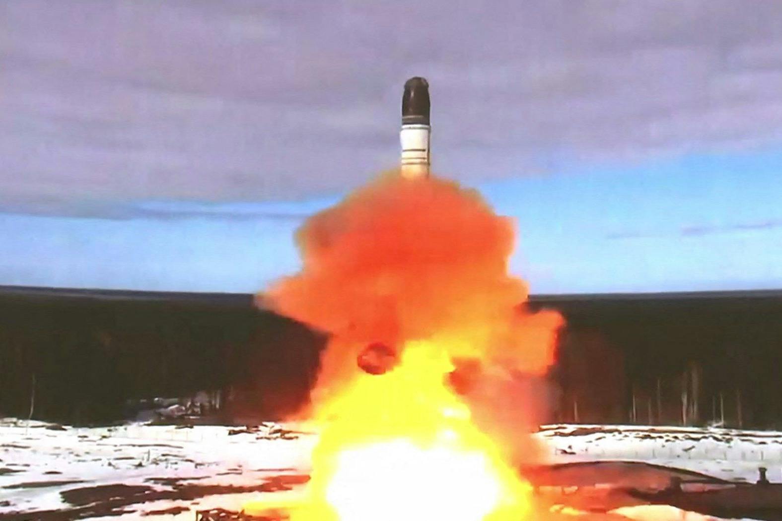 Dieser Schnappschuss aus einem vom russischen Verteidigungsministerium am 20. April 2022 veröffentlichten Video zeigt den Abschuss der Interkontinentalrakete Sarmat auf dem Testfeld Plessezk in Russland.