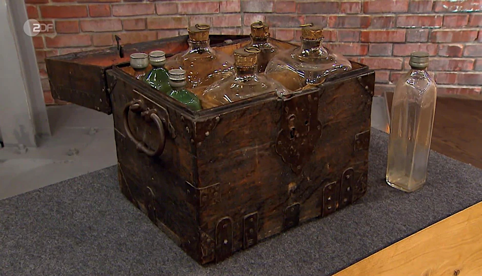 Bei „Bares für Rares“ soll diese Reise-Apotheke verkauft werden.