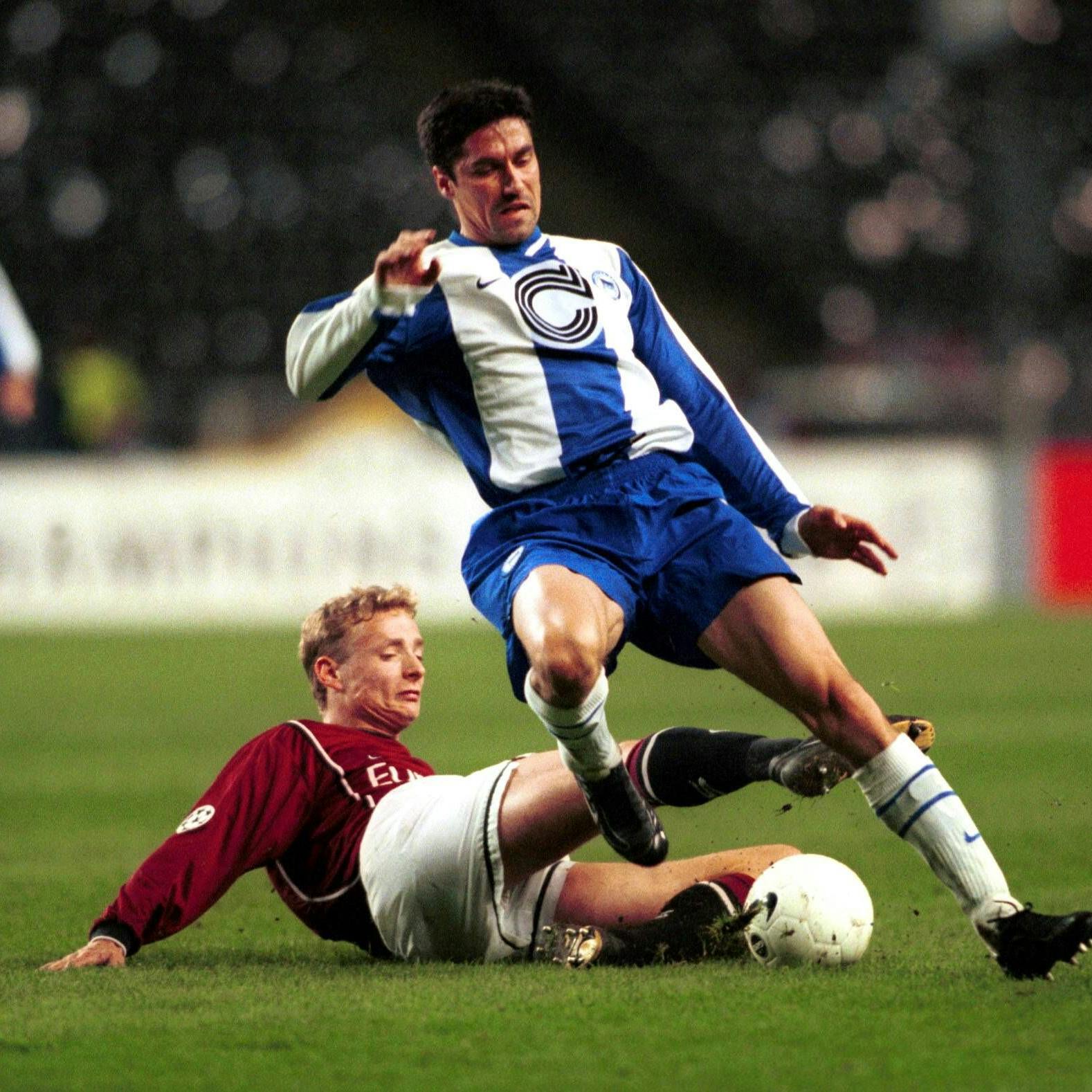 Herthas Sixten Veit wird von Sparta Prags Jiri Jarosik umgegrätscht.