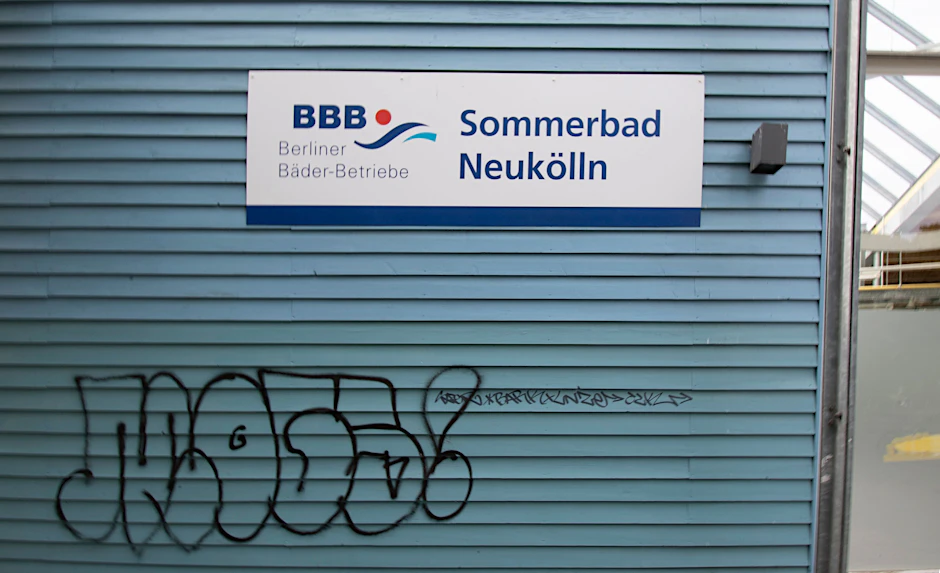 Die Berliner Bäder-Betriebe bemühen sich, das Sommerbad Neukölln so schnell wie möglich wieder zu öffnen, so die Bäder-Betriebe.