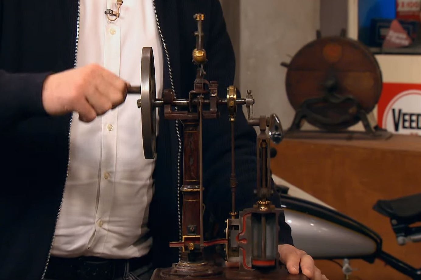 Kurbeln macht anscheinend Spaß. Bei „Bares für Rares“ sind wirklich alle begeistert von dem merkwürdigen Maschinchen.