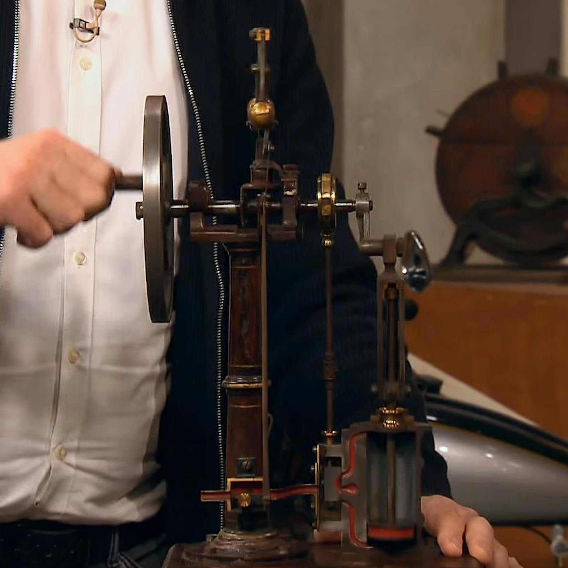 Alte Dampfmaschine bringt „Bares für Rares“-Händler auf Touren