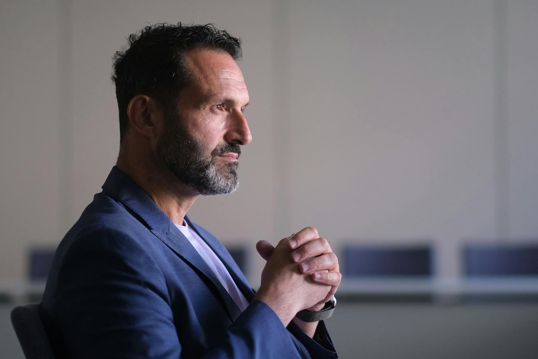 Queer-Beauftragter Alfonso Pantisano beim Interview mit der Berliner Zeitung.