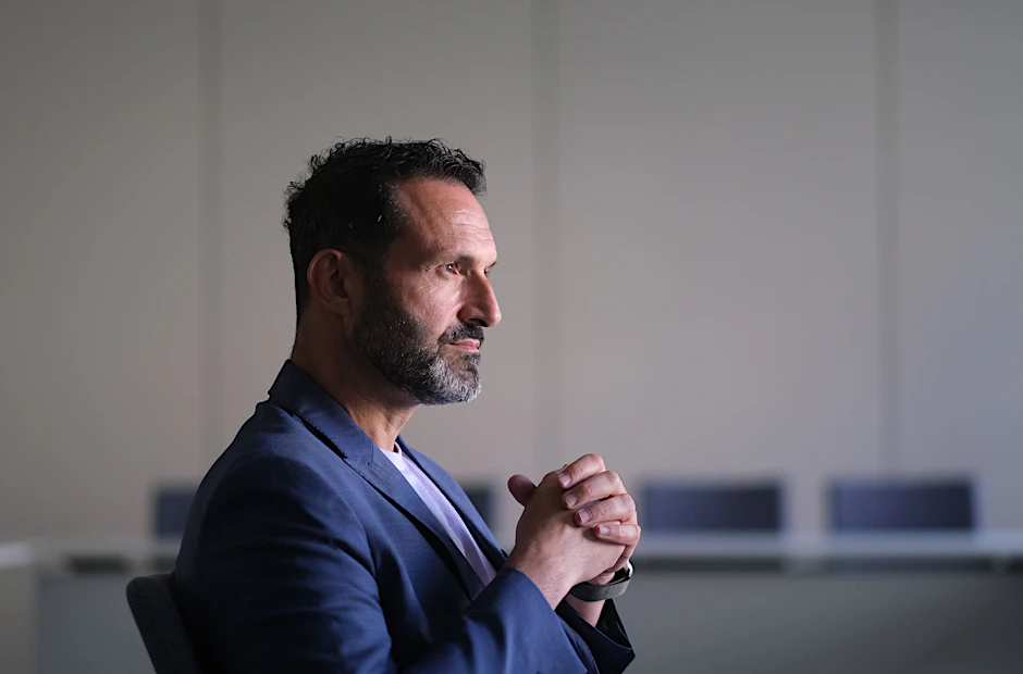 Queer-Beauftragter Alfonso Pantisano beim Interview mit der Berliner Zeitung.