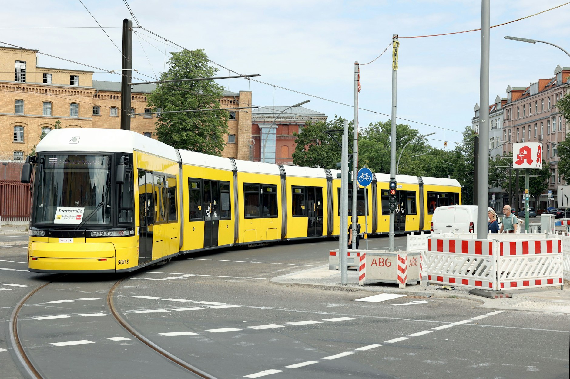 New kid on the block: Seit knapp sechs Jahrzehnten fährt wieder eine Straßenbahn durch die Rathenower Straße. Hier der Wagen 9081 auf der Abnahmefahrt vor der Justizvollzugsanstalt Moabit.