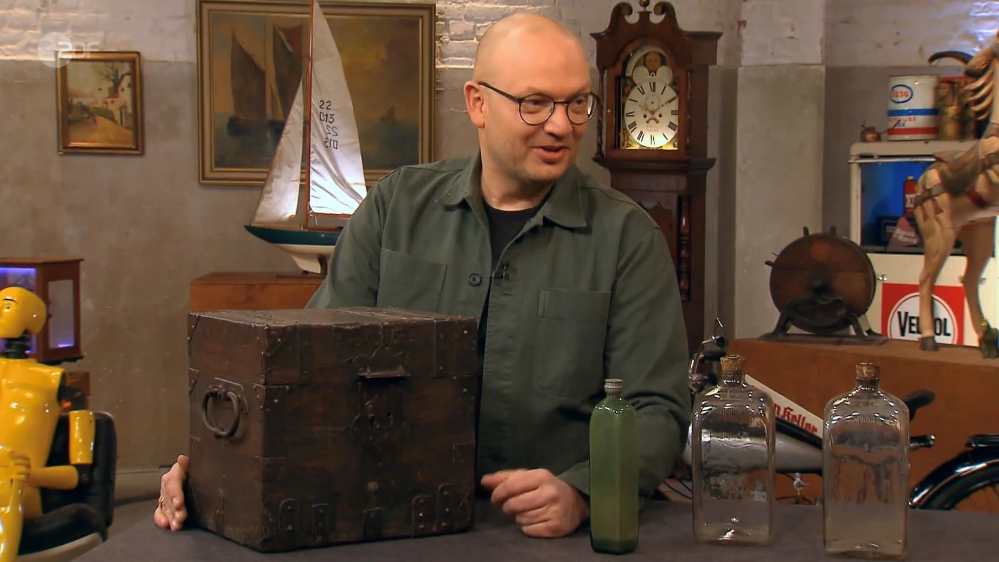 „Bares für Rares“-Experte Sven Deutschmanek ist begeistert von der alten Reise-Apotheke.