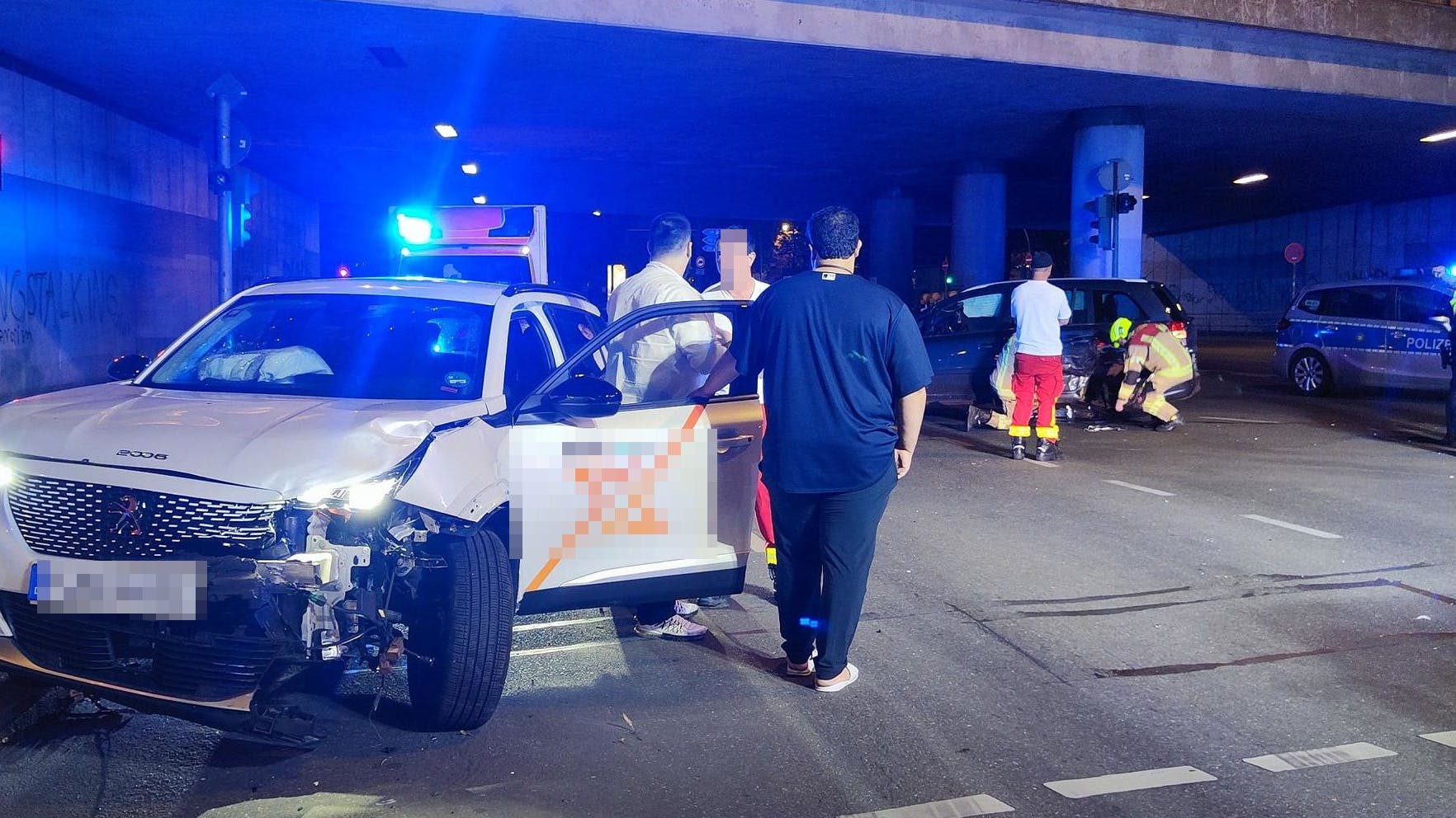 Am Unfallort an der Autobahnabfahrt Oberlandstraße.