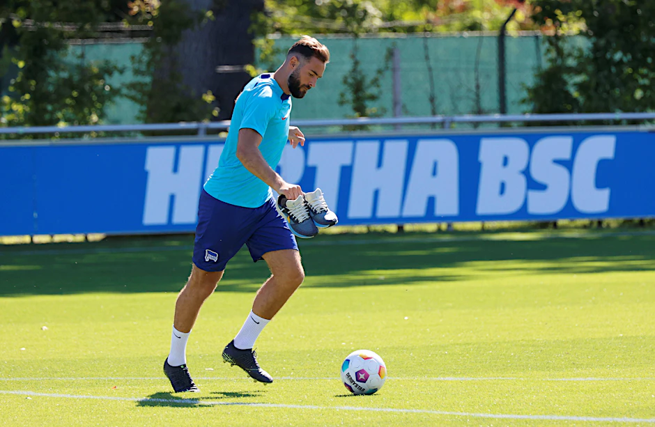 Herthas Lucas Tousart trainiert noch auf dem Schenckendorffplatz. Doch er wartet auf den Anruf zum Abflug nach Neapel.