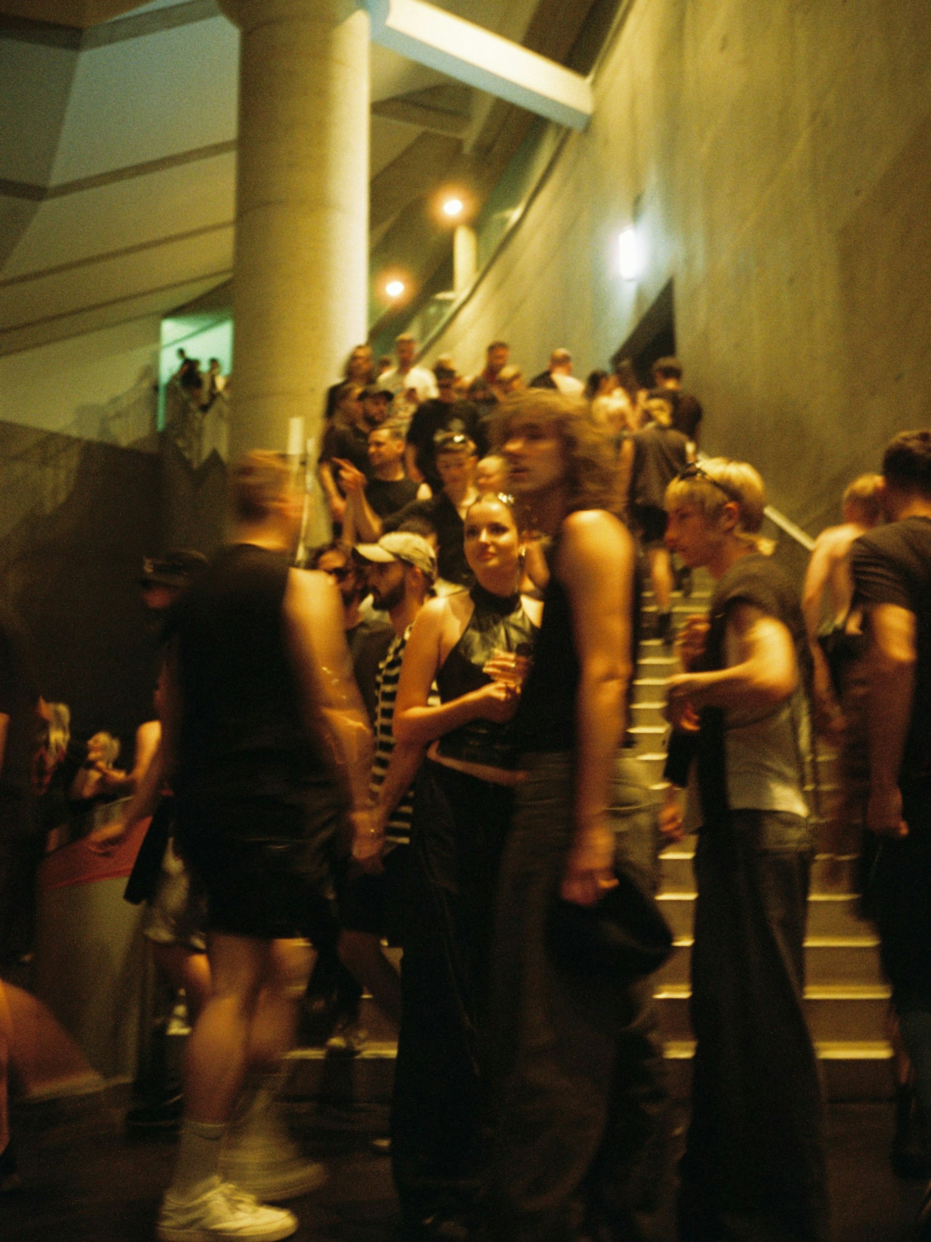 Die Raver entern die Location.