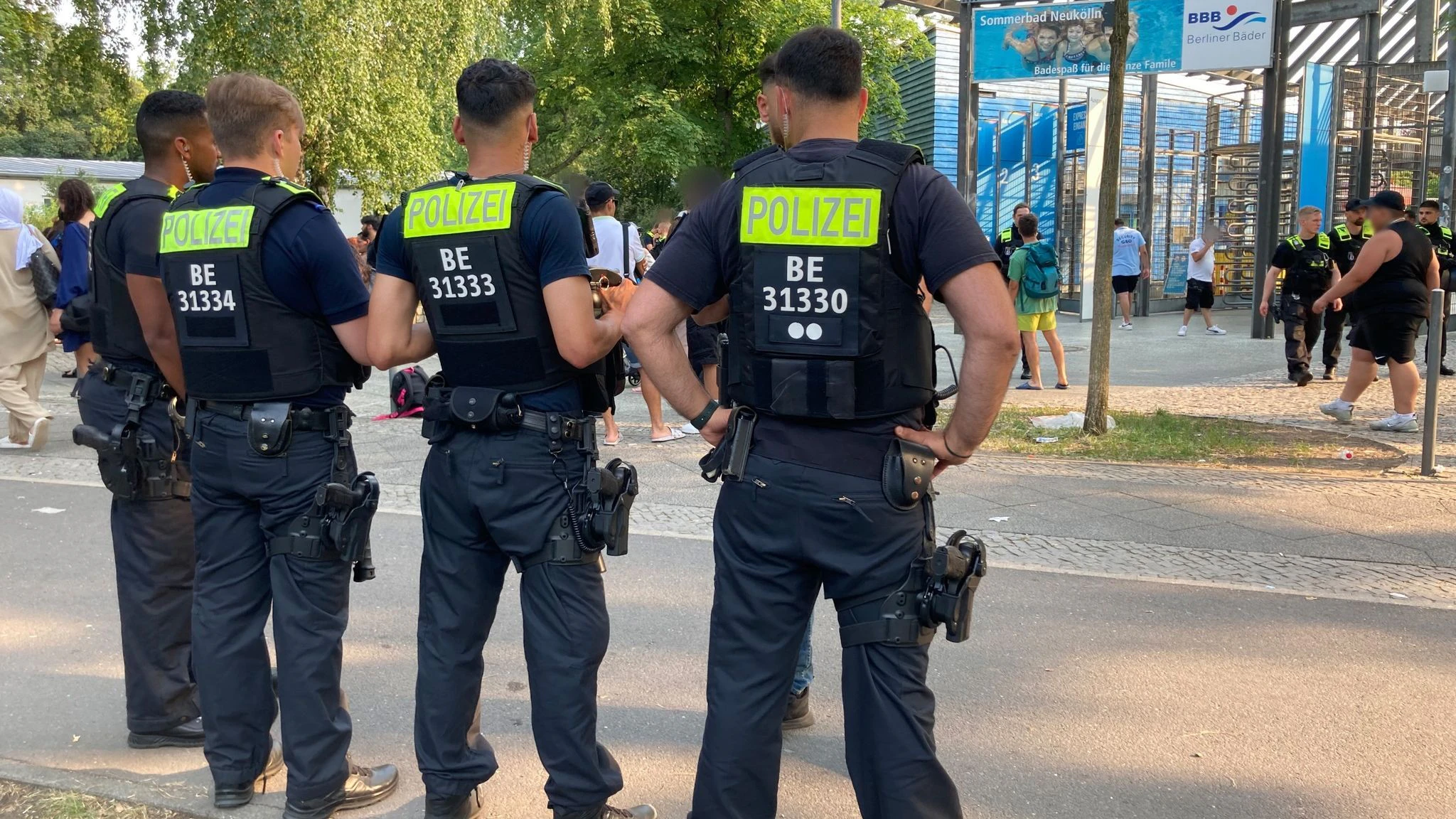 Polizisten stehen vor dem&nbsp;Eingang des Sommerbads in Neukölln.