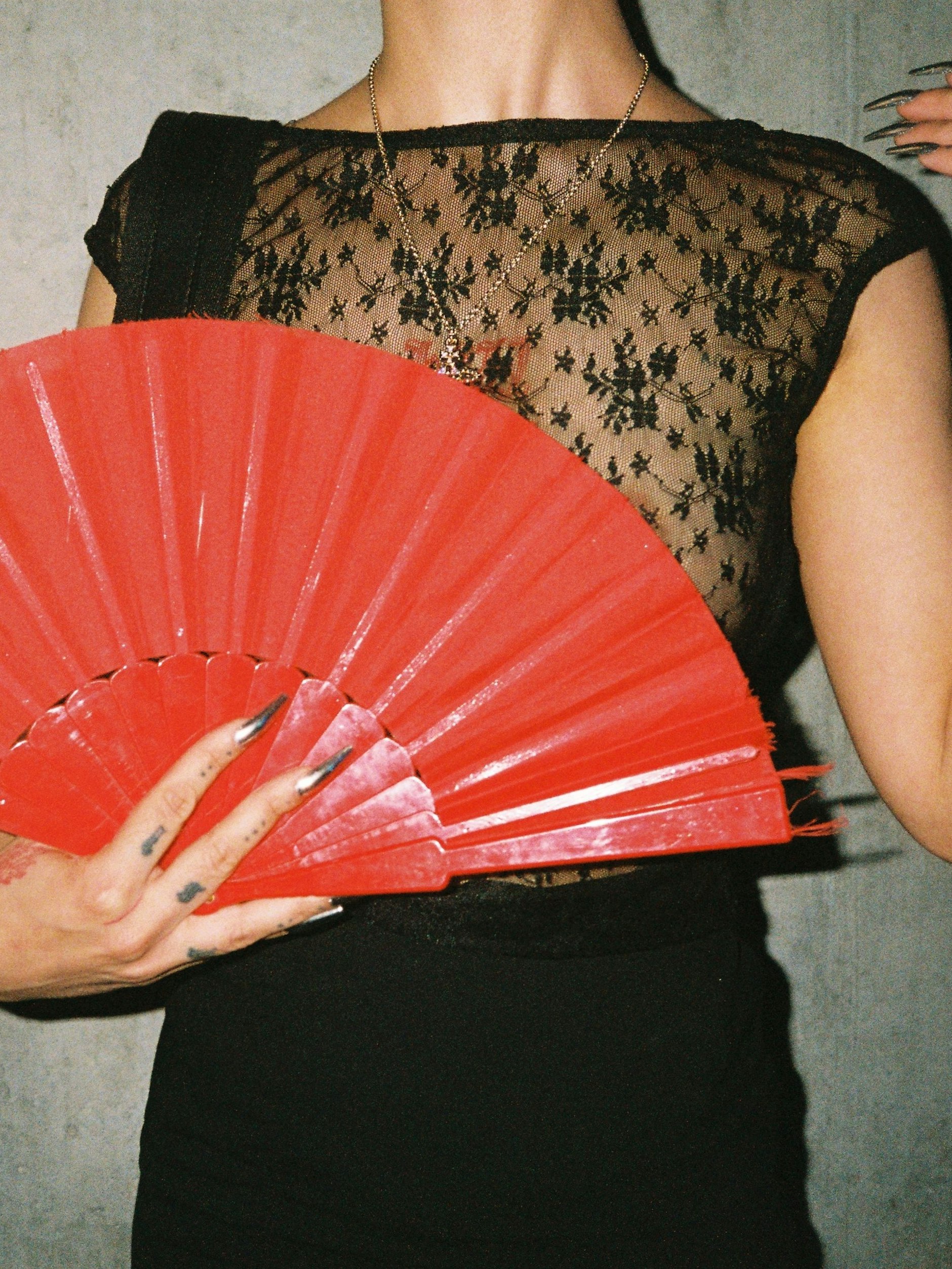 Lana hatte einen feuerroten Fächer dabei, denn Schweißausbrüche waren allein aufgrund der Hitzewelle vorprogrammiert.