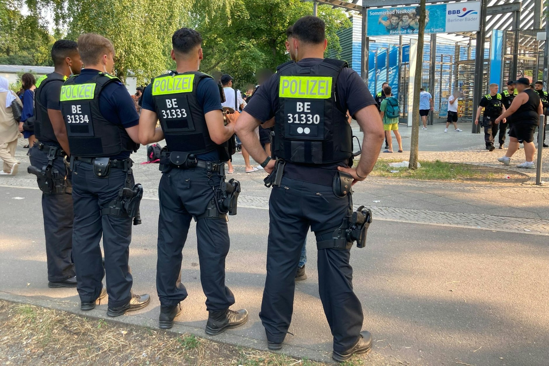 Polizisten stehen vor dem&nbsp;Eingang des Sommerbads in Berlin-Neukölln.