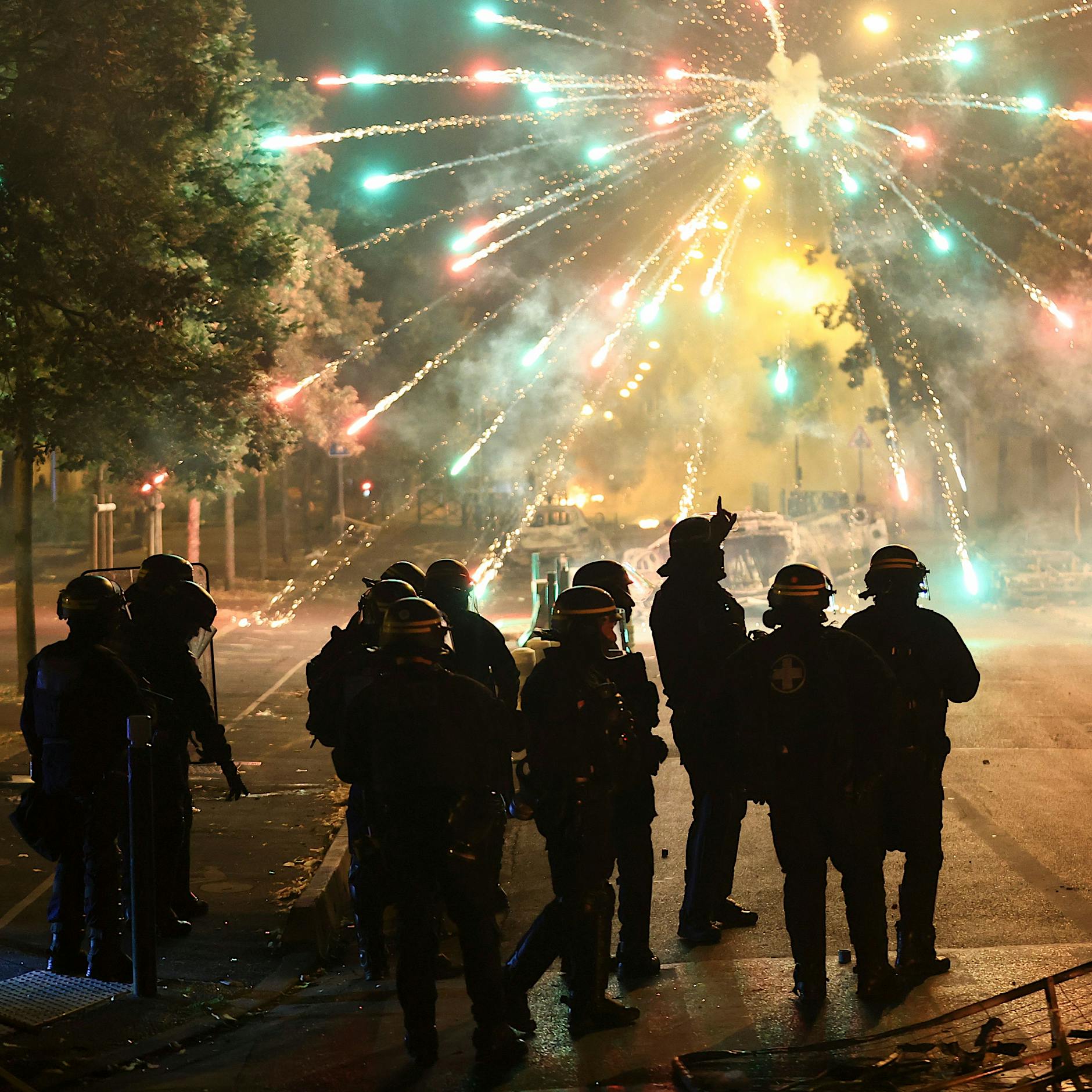 Frankreich vor Nationalfeiertag: Junge Französin verurteilt im Interview gewaltsame Proteste