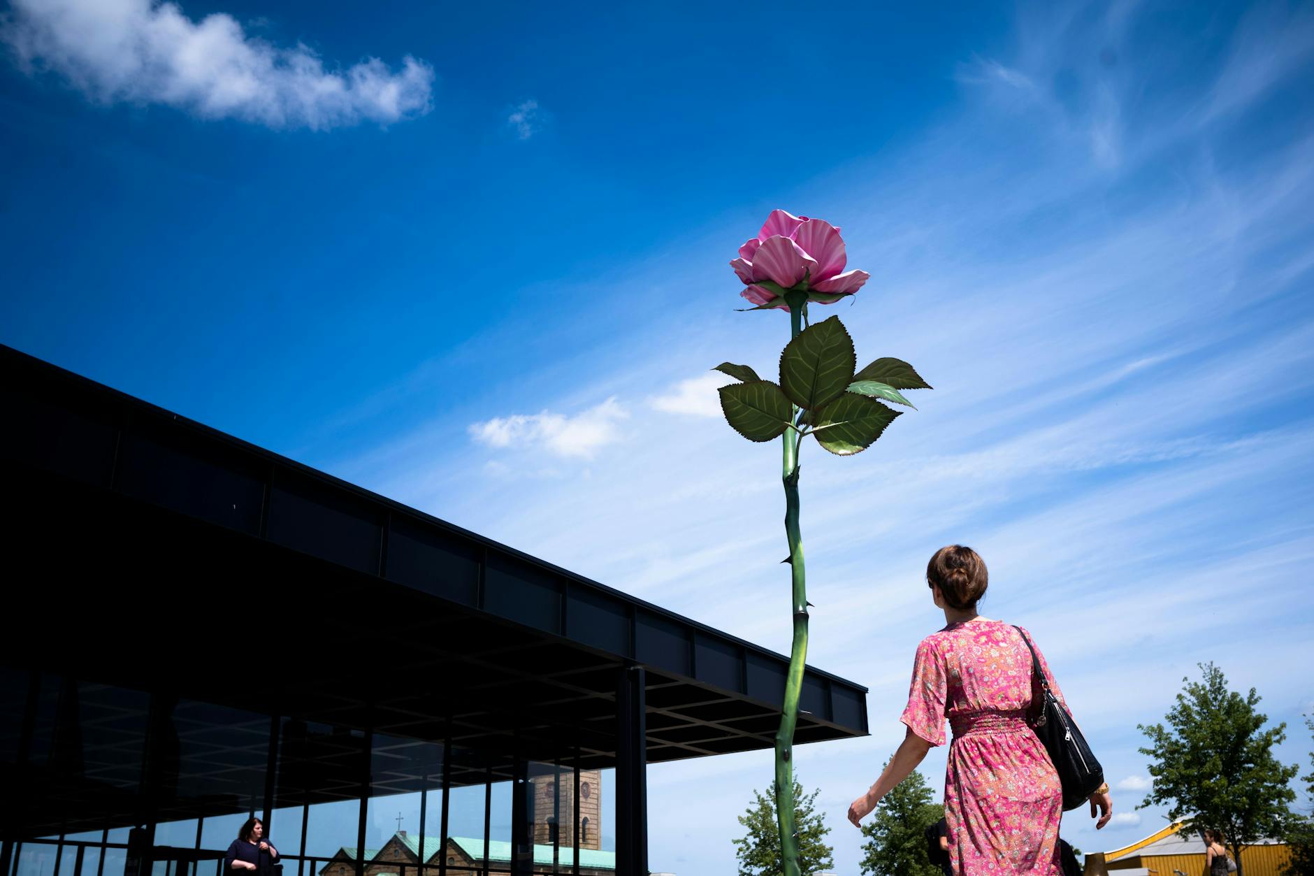  Die Neue Nationalgalerie an der Potsdamer Straße mit „Pink Rose“ der Bildhauerin Isa Genzken und deren großer Werkschau ist mit seiner großen Terrasse zugleich BAW-Garten der Berlin Art Week, als Zentrum des herbstlichen Kunst-Marathons.