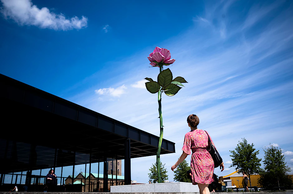 &nbsp;Die Neue Nationalgalerie an der Potsdamer Straße mit „Pink Rose“ der Bildhauerin Isa Genzken&nbsp; und deren großer Werkschau ist mit seiner großen Terrasse zugleich BAW-Garten der Berlin Art Week, als Zentrum des herbstlichen Kunst-Marathons.