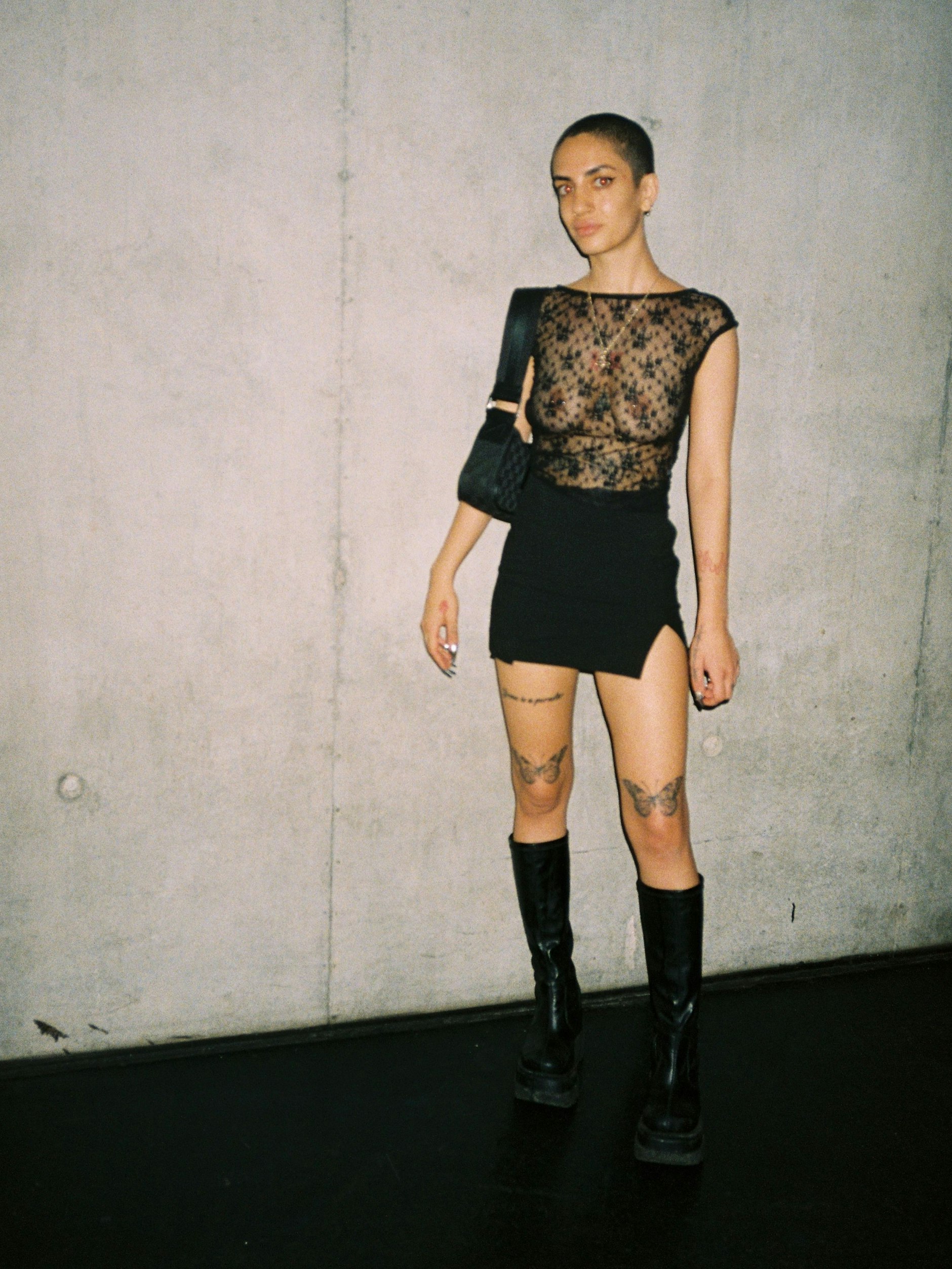 Brutal schöner Party-Gast: Edel-Raverin Lana aus Lyon mit Buzz Cut