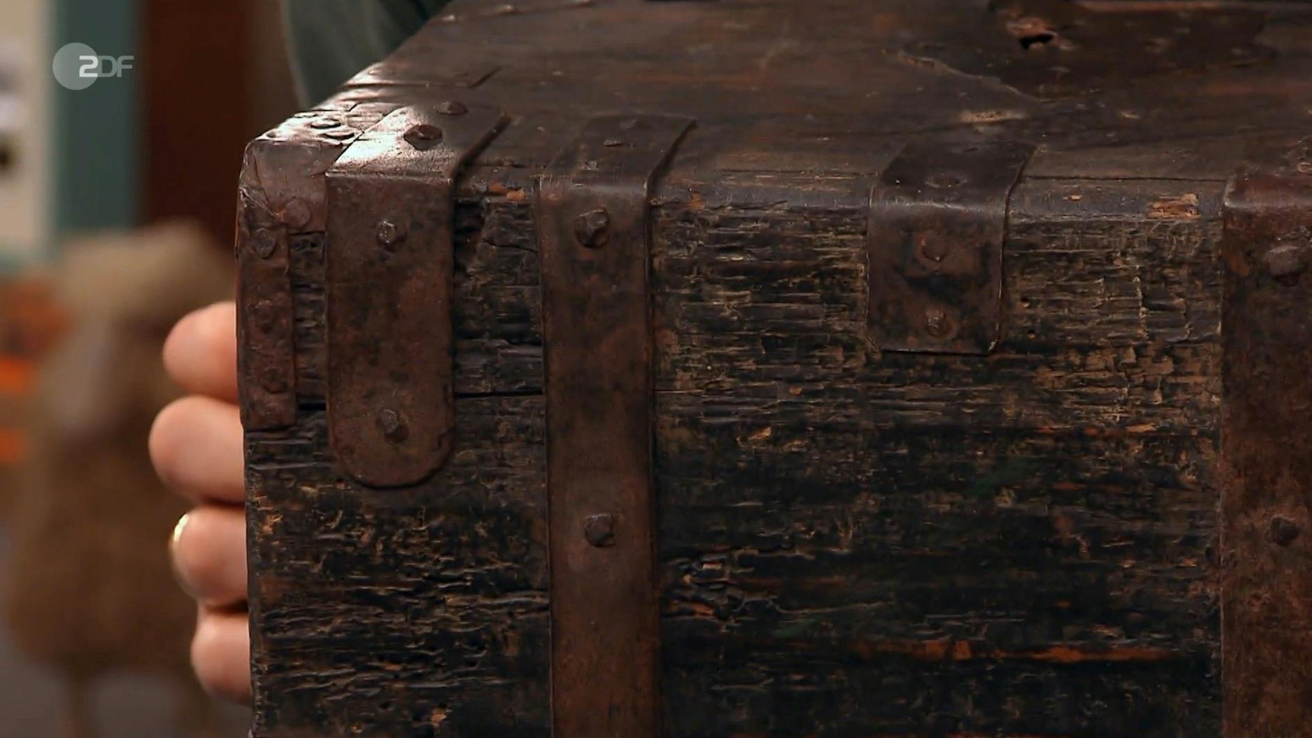 An den Beschlägen erkennt man das stolze Alter der Reise-Apotheke, die bei „Bares für Rares“ verkauft werden soll.