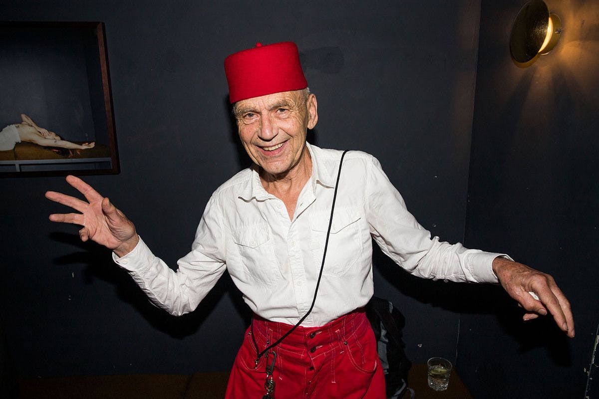 Mit Hose, Hemd und Hütchen.