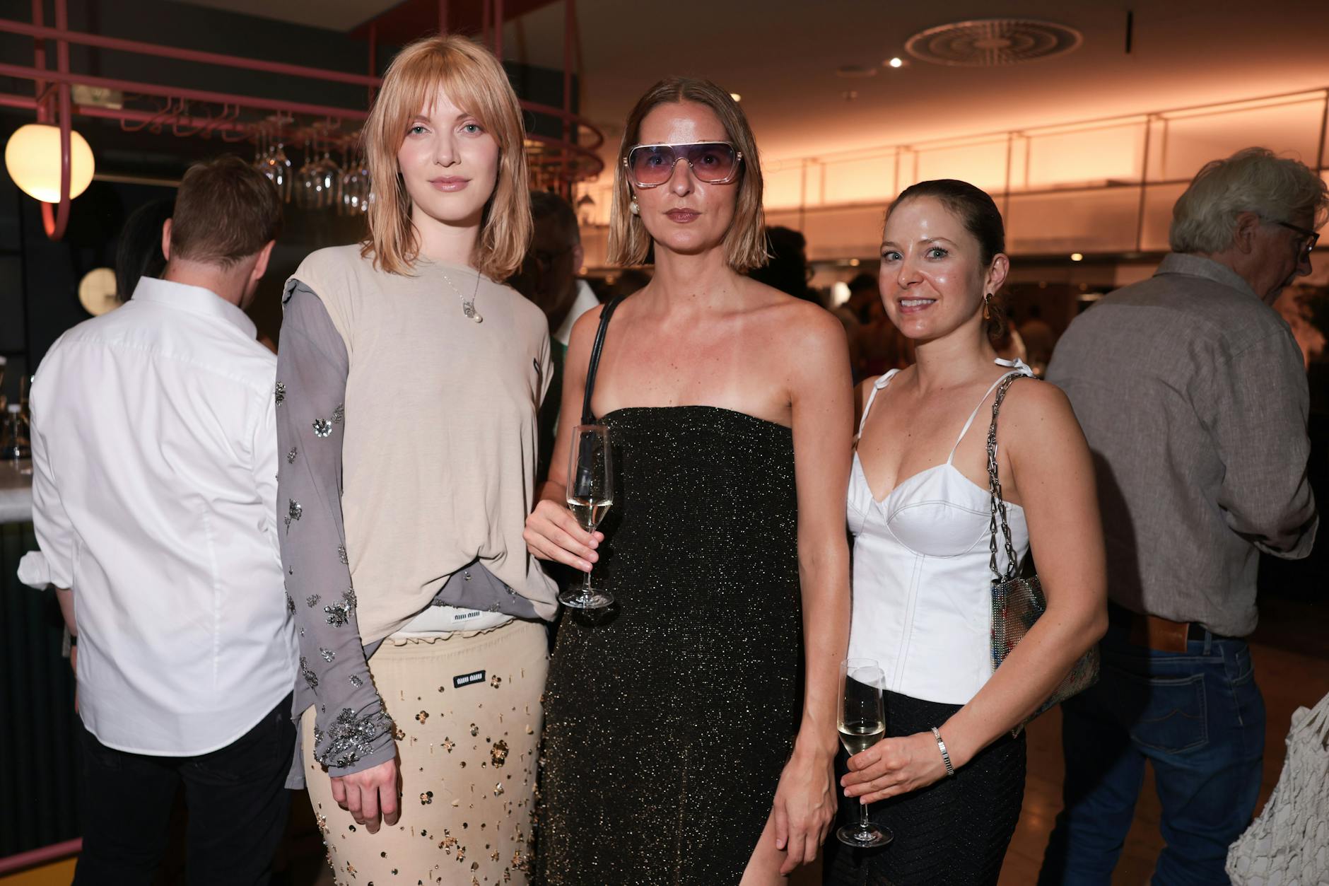 Wenn die Vogue ruft, dann kommen auch bekannte Gäste wie die Musikerin Ava Vegas (l.) im Miu-Miu-Rock.