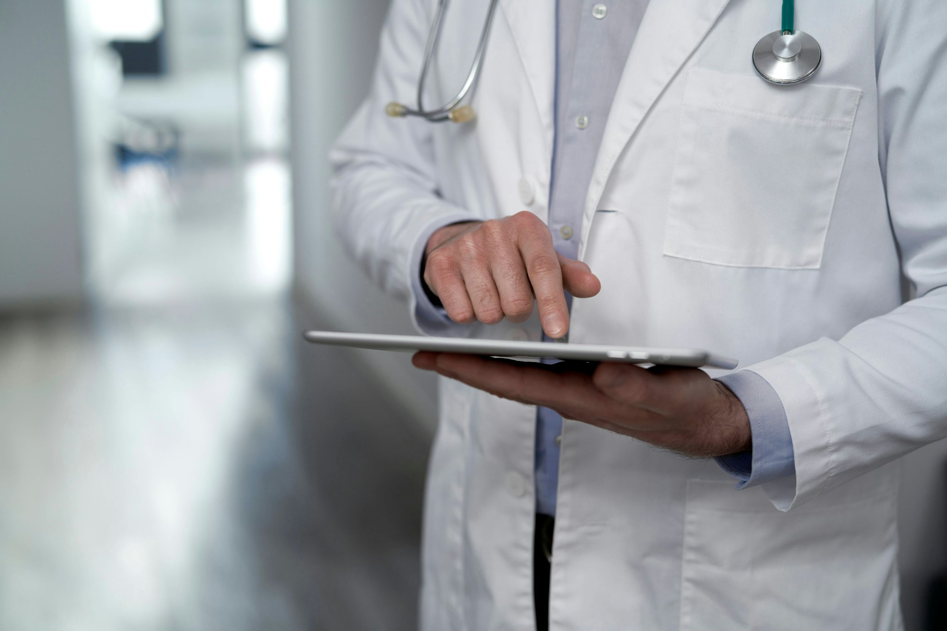 Ein Arzt benutzt einen Tablet-Computer. (Symbolfoto)