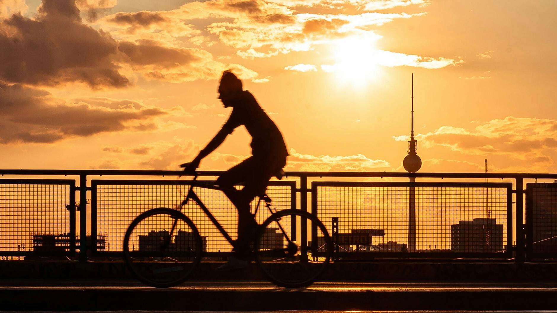 Radeln, wohin einen der Abend treibt. Wie Strandgut bleibt man sicher irgendwo hängen, wo es lauschig ist. 