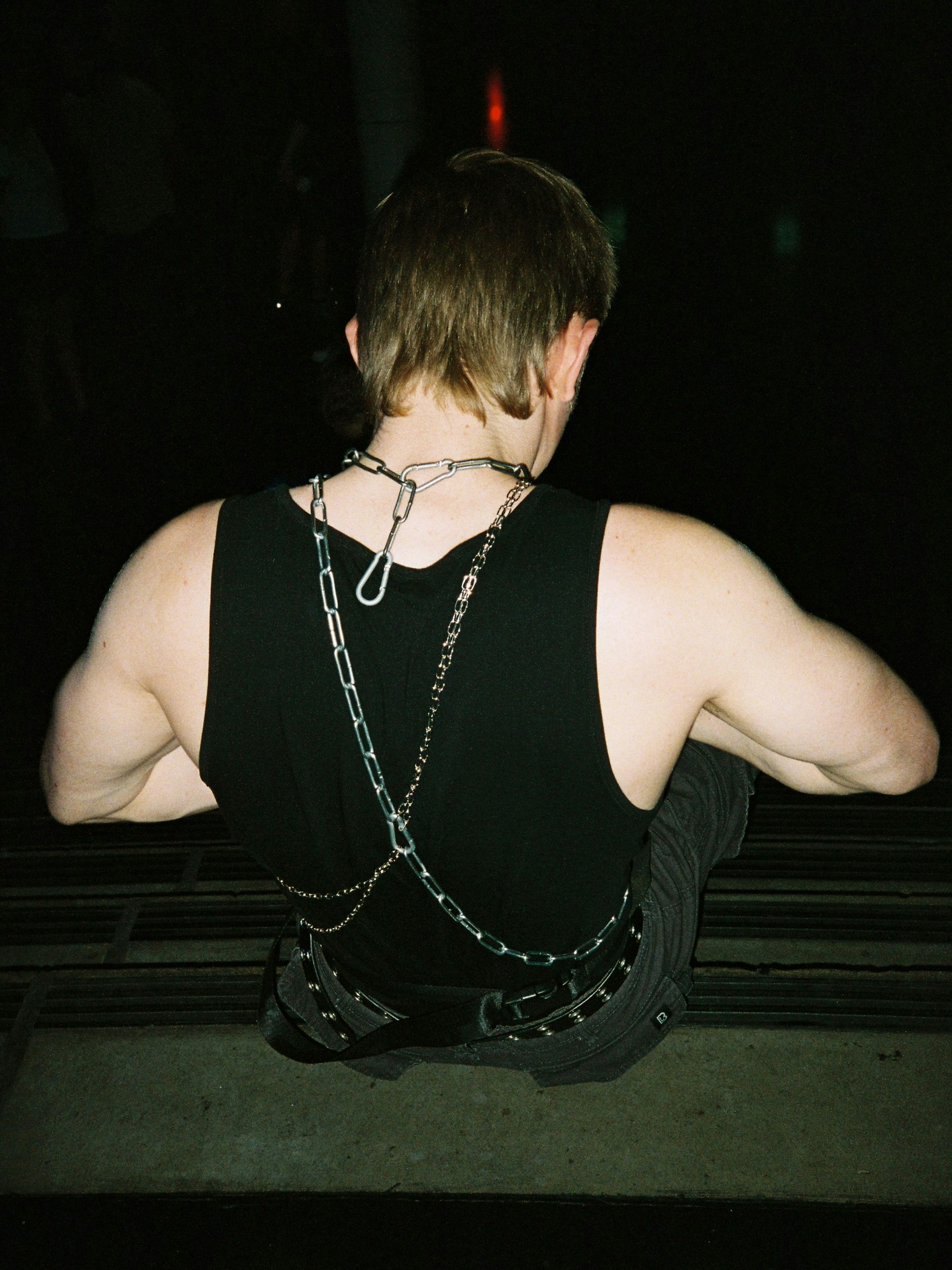 Symbolisch in Ketten gelegt: ein Raver im Velodrom. Insgesamt feierten 5700 Gäste bis morgens um 8 Uhr.