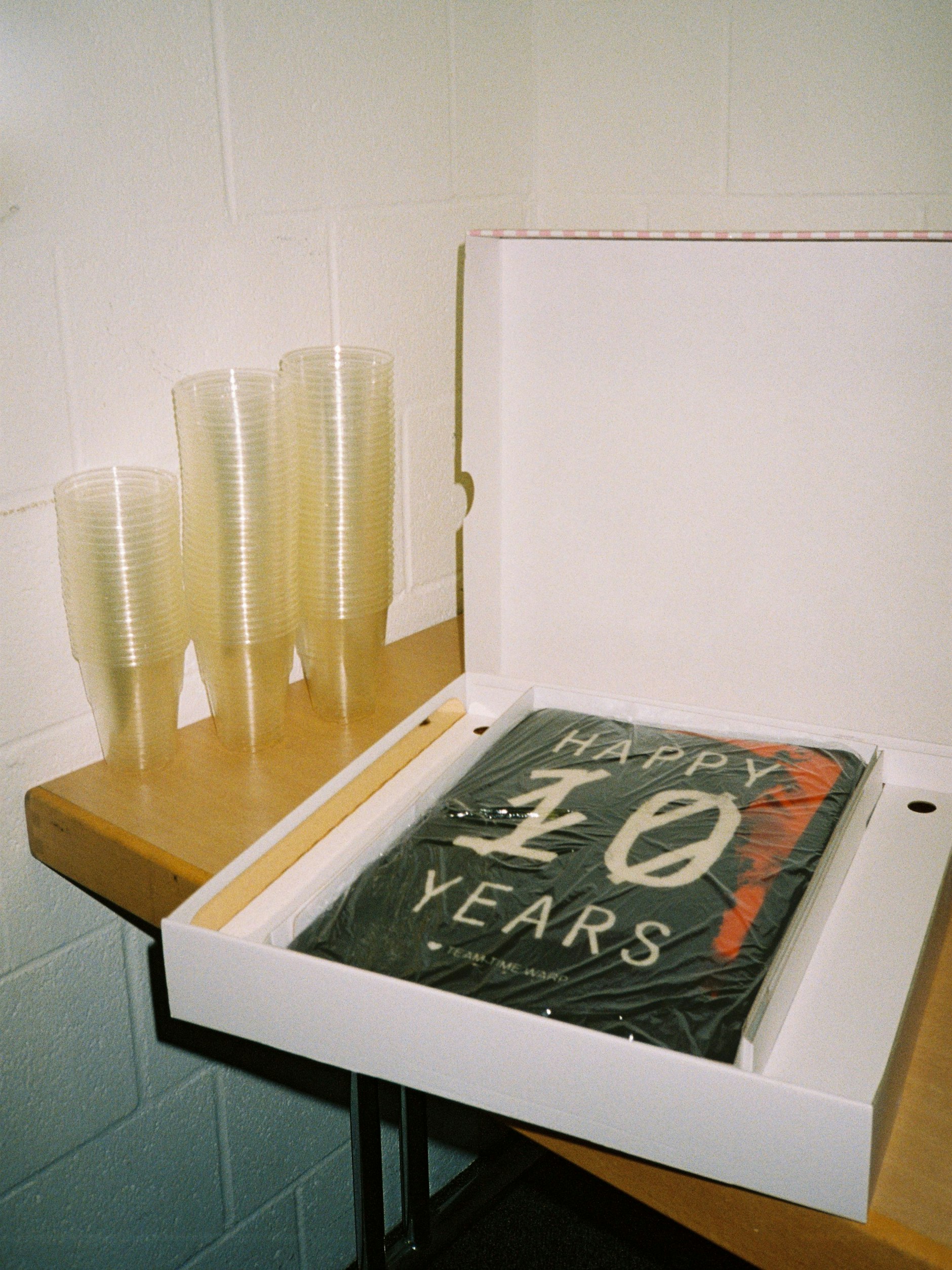 Becher und Kuchen: ein ausgesprochen unprätentiöses Geburtstagssetting im Backstagebereich des Velodrom